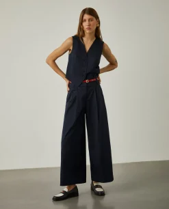 Calças de perna larga com pregas na frente