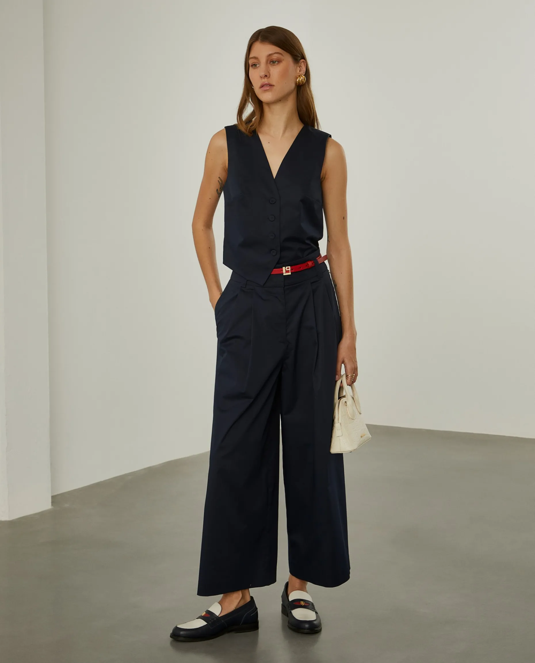 Calças de perna larga com pregas na frente