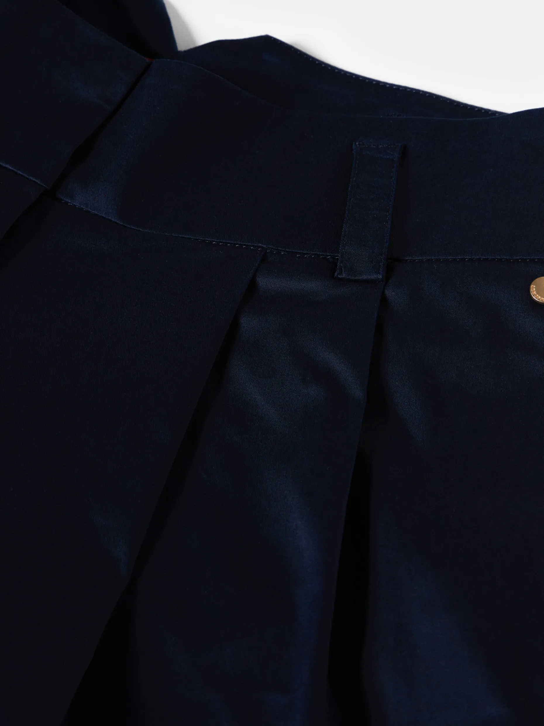 Calças de perna larga com pregas na frente