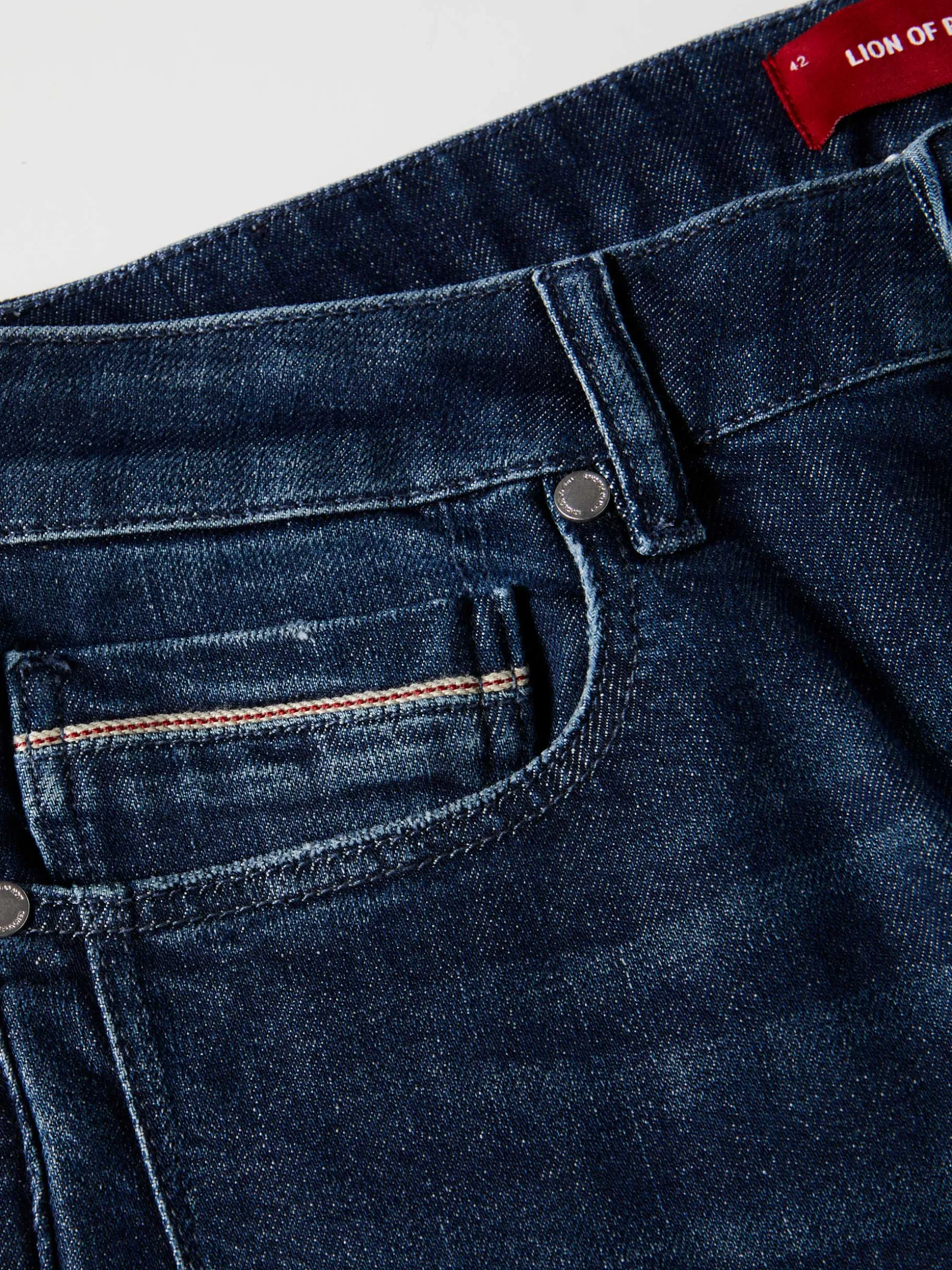 Calças denim lavagem escura slim fit