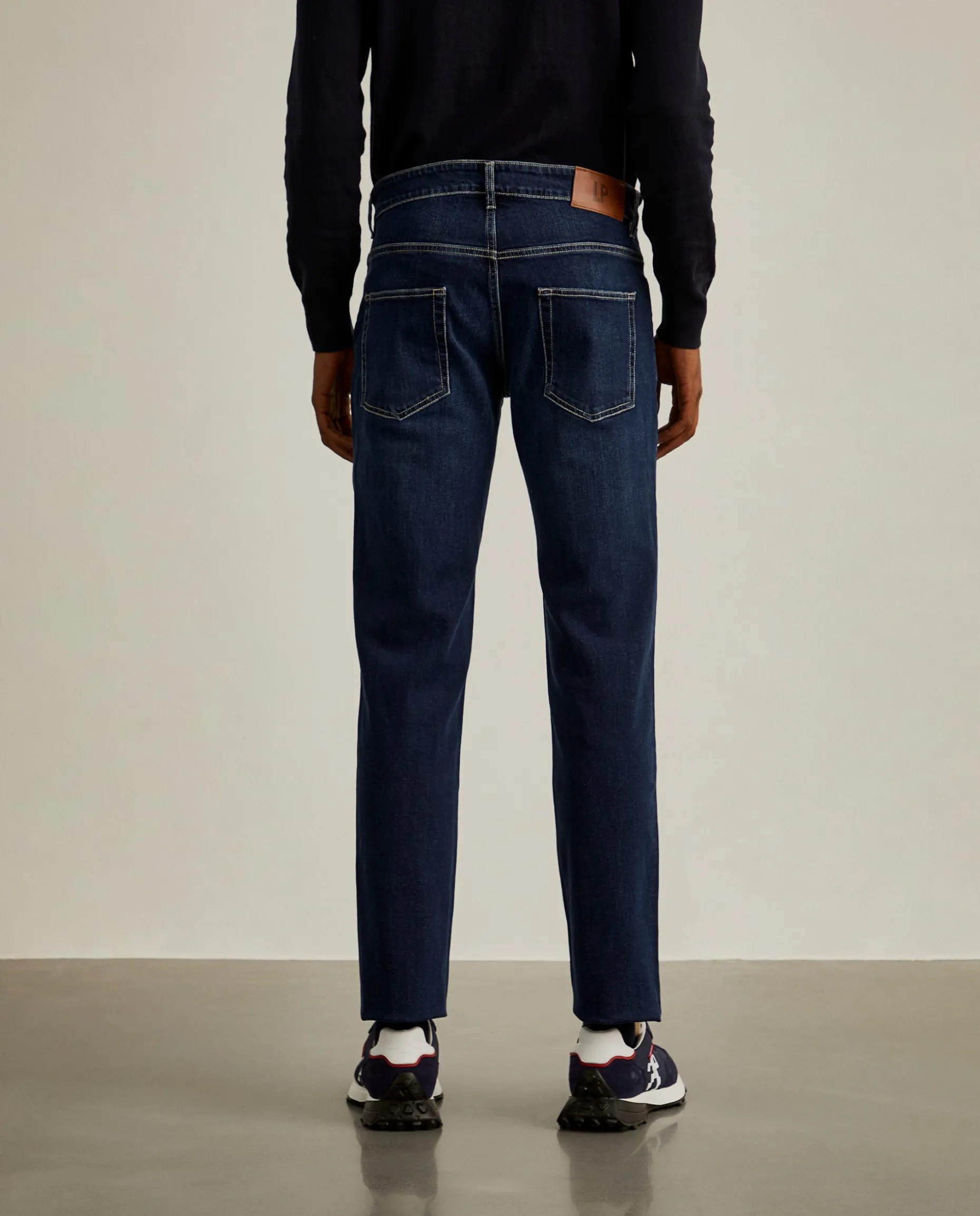 Calças denim regular fit lavagem escura