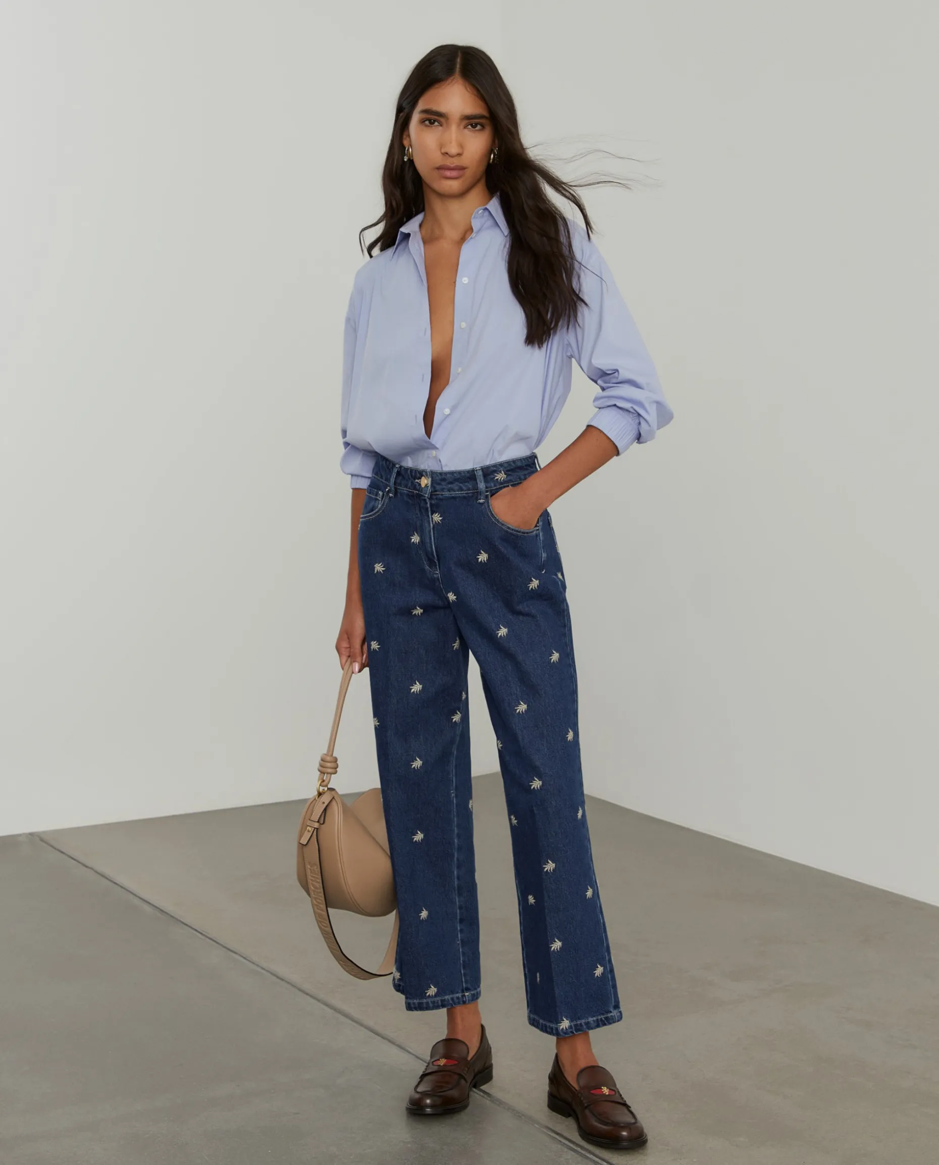 Calças denim wide leg com bordados