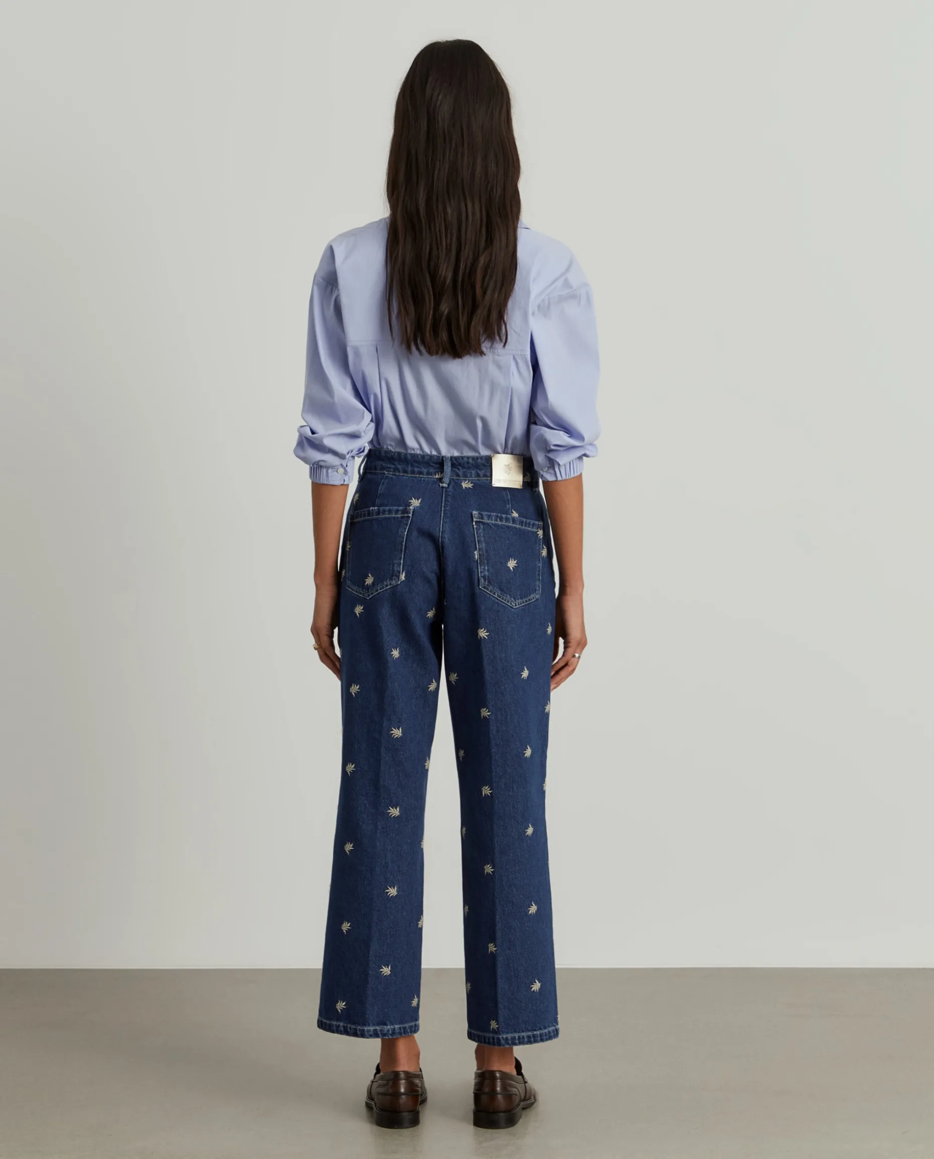 Calças denim wide leg com bordados