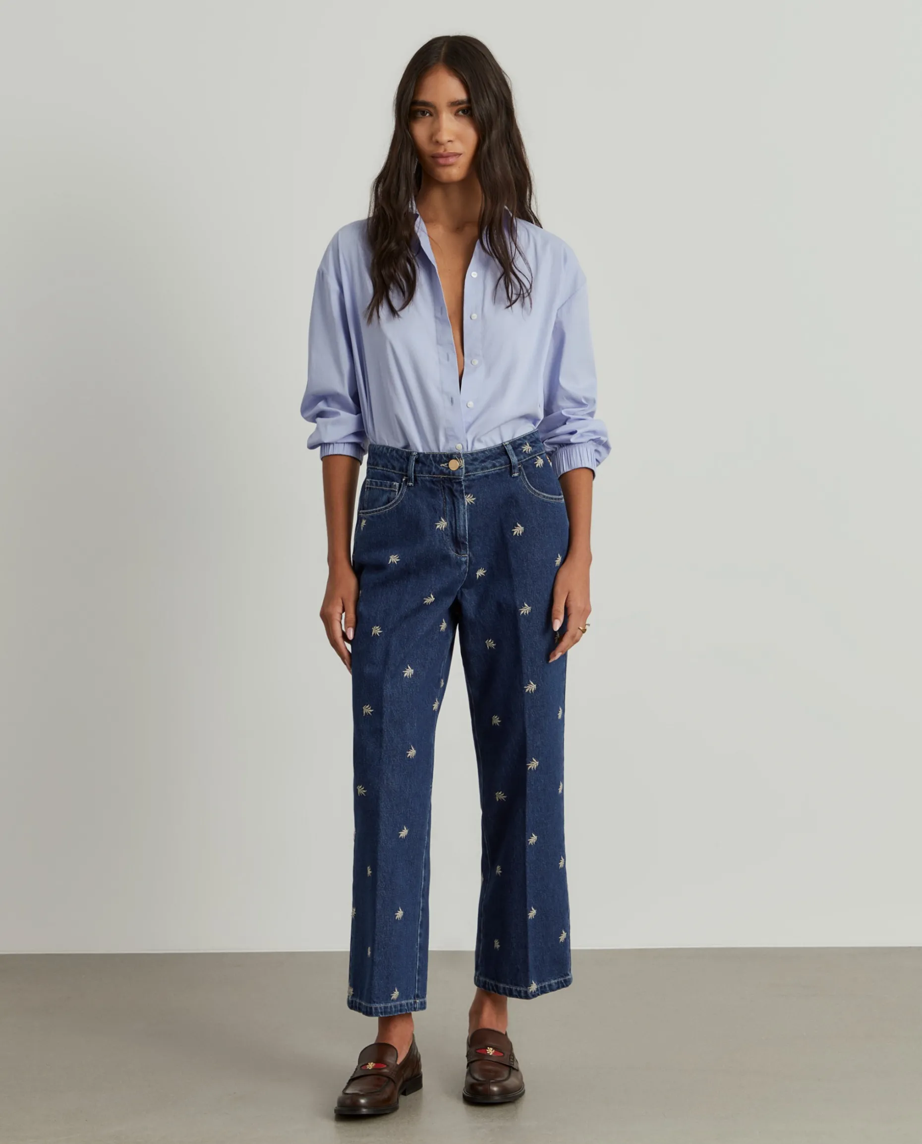 Calças denim wide leg com bordados