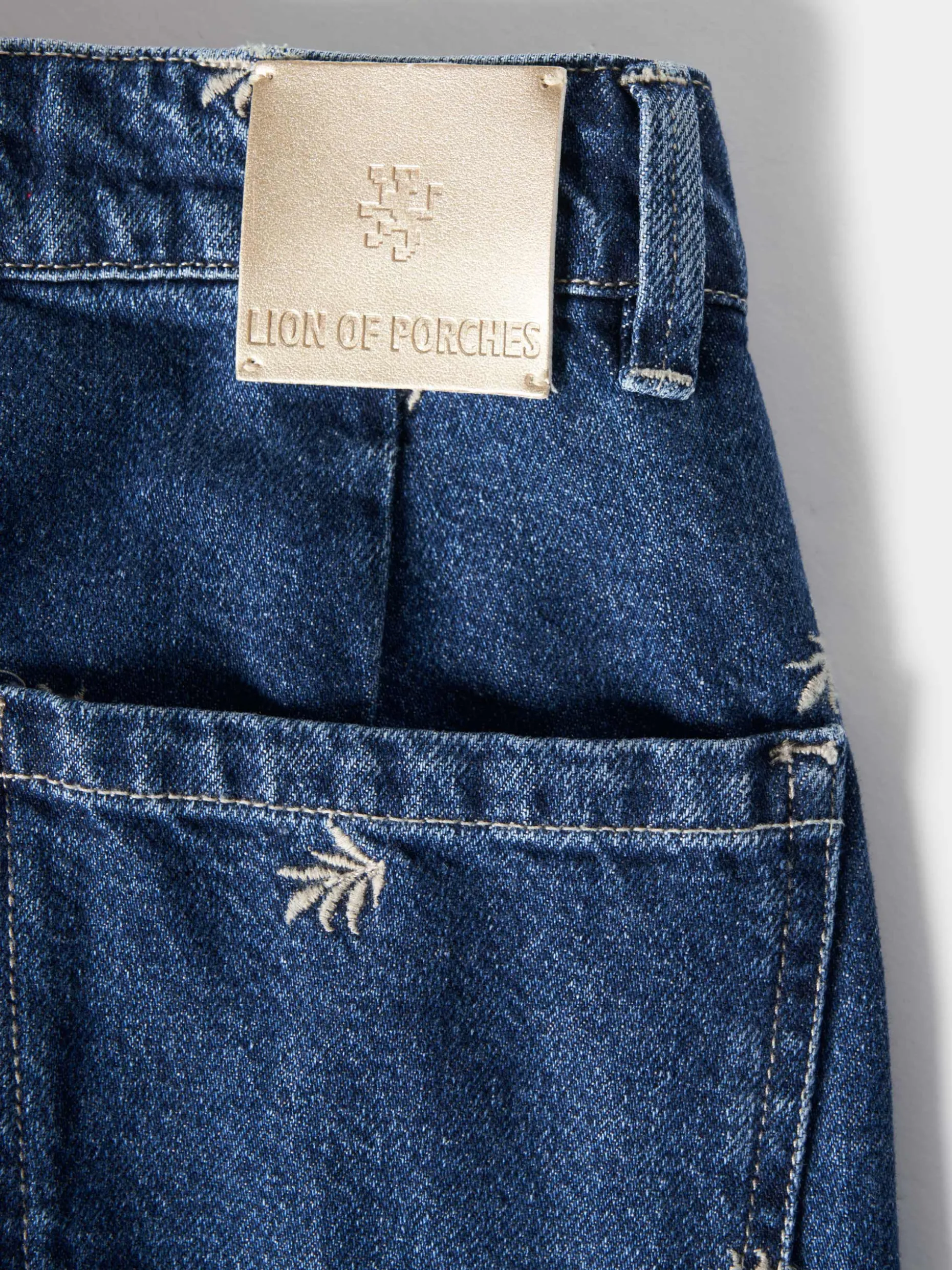 Calças denim wide leg com bordados