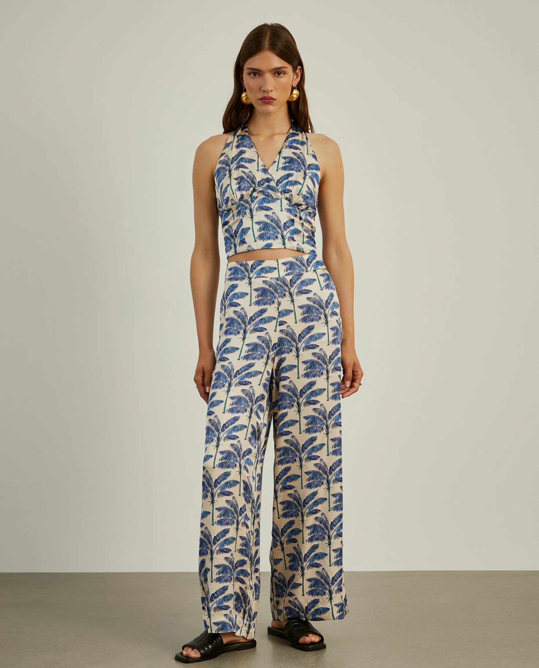 Calças pantalona com padrão de palmeiras