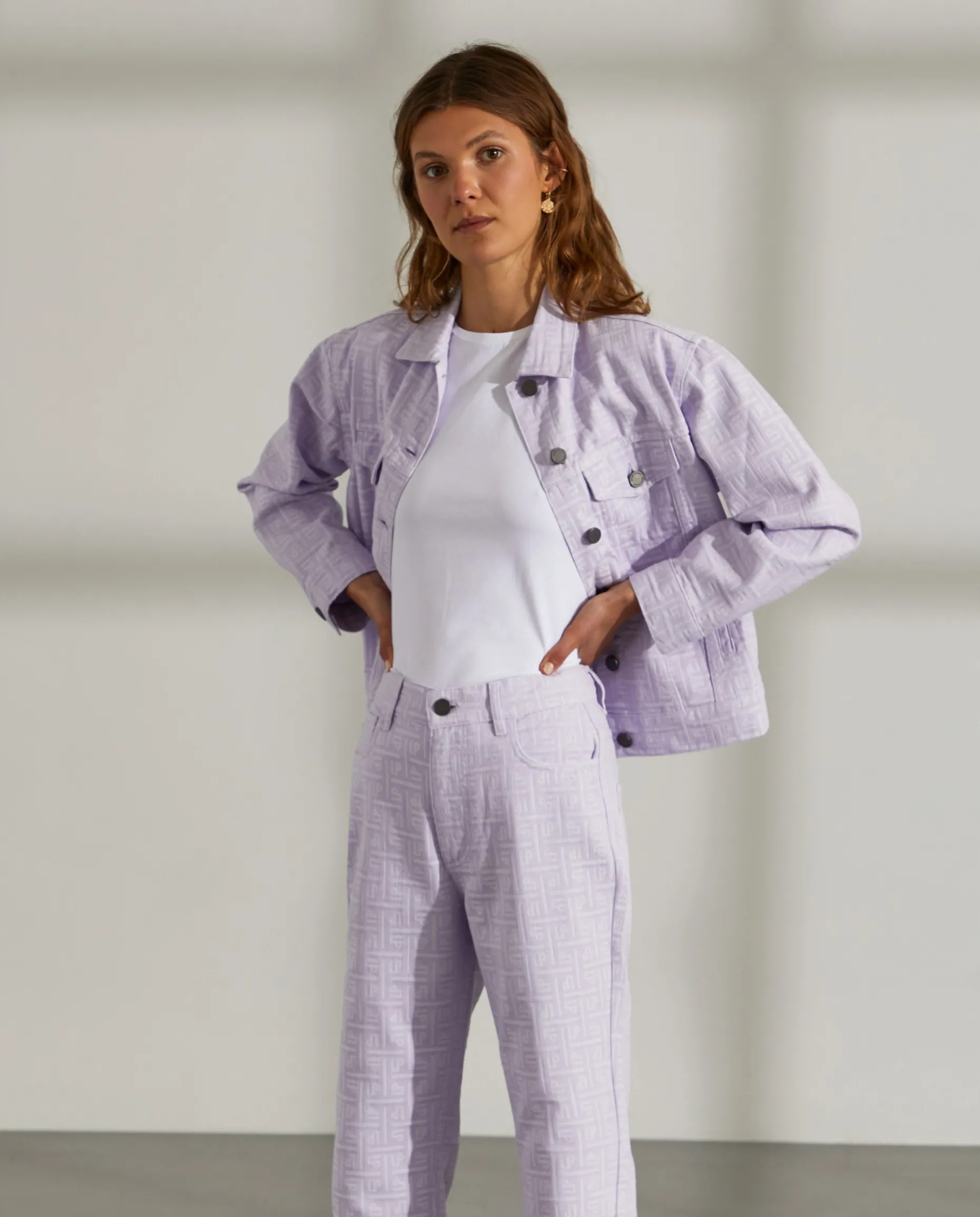 Calças regular fit denim com monogramas