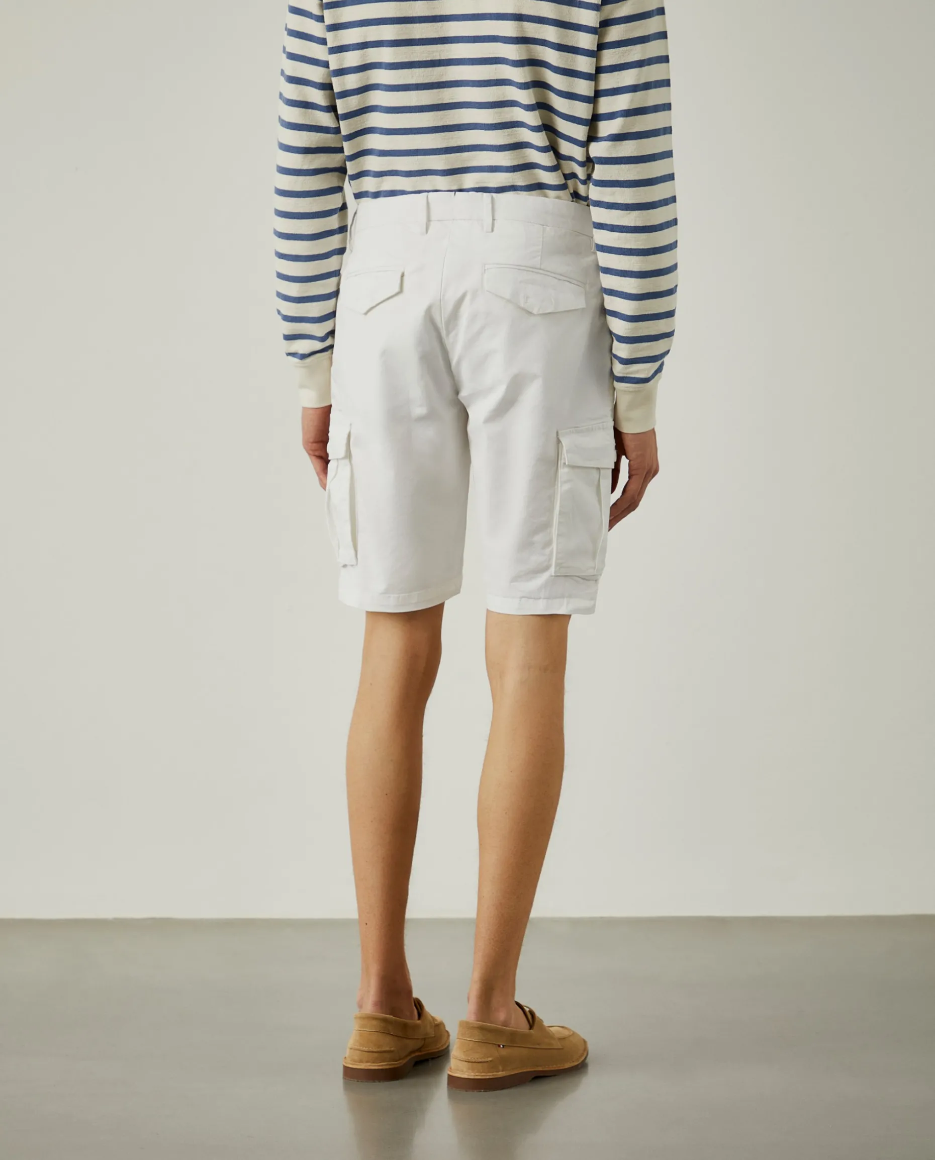 Calções bermuda com bolsos laterais