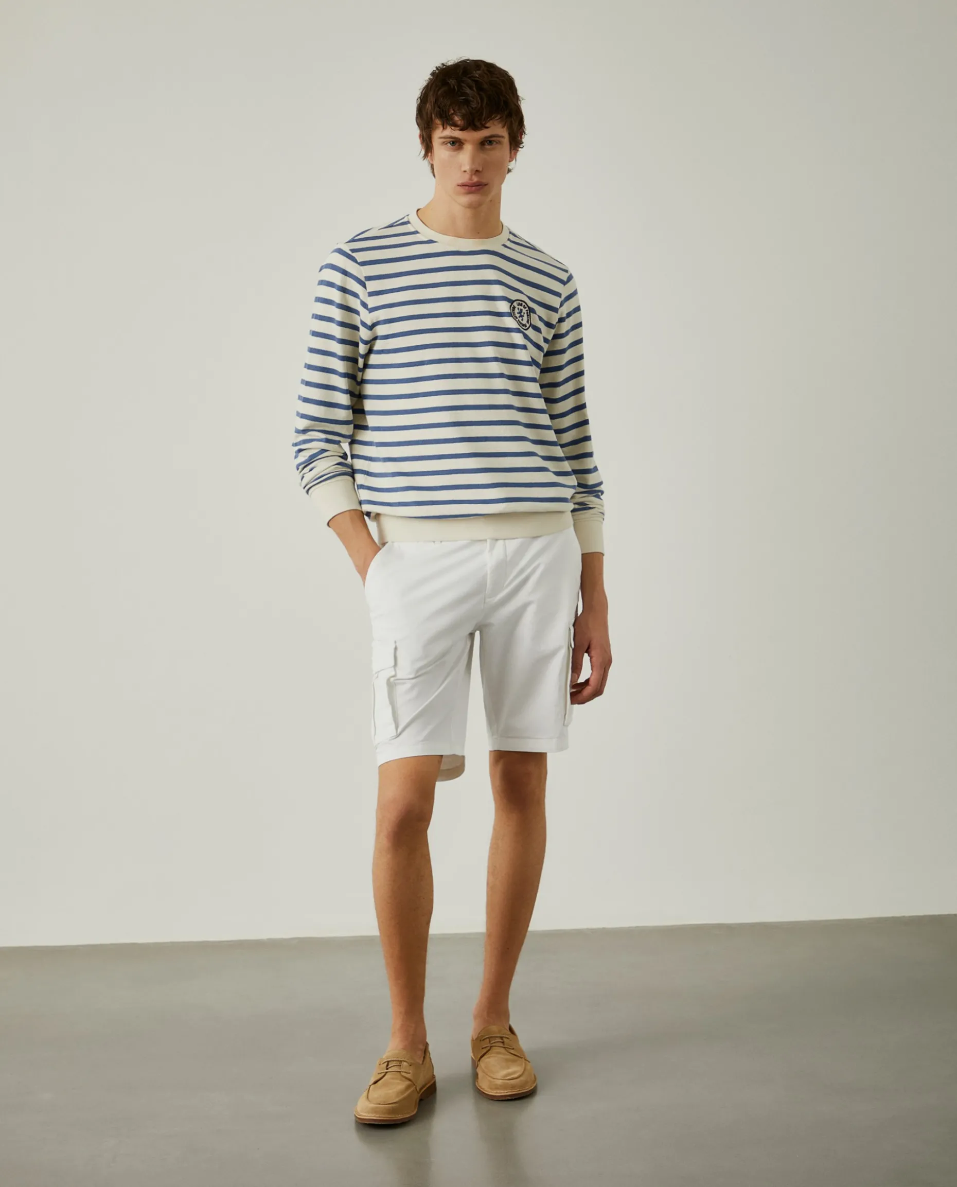 Calções bermuda com bolsos laterais