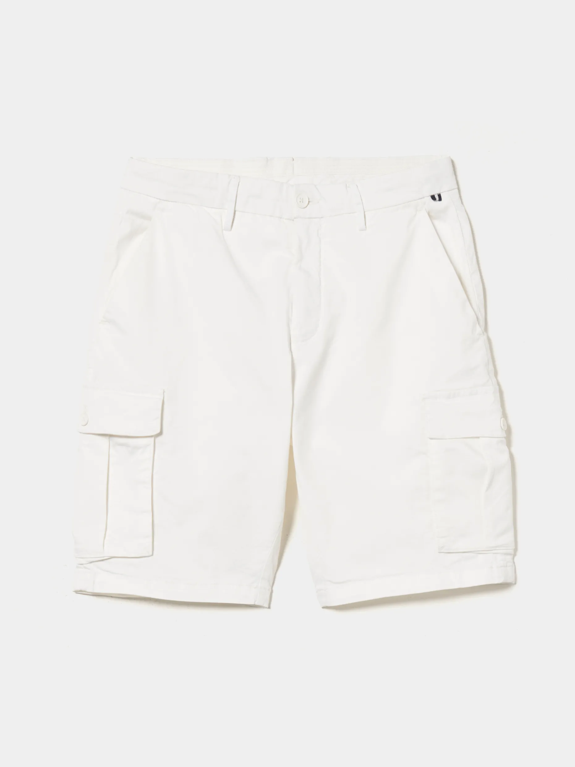 Calções bermuda com bolsos laterais