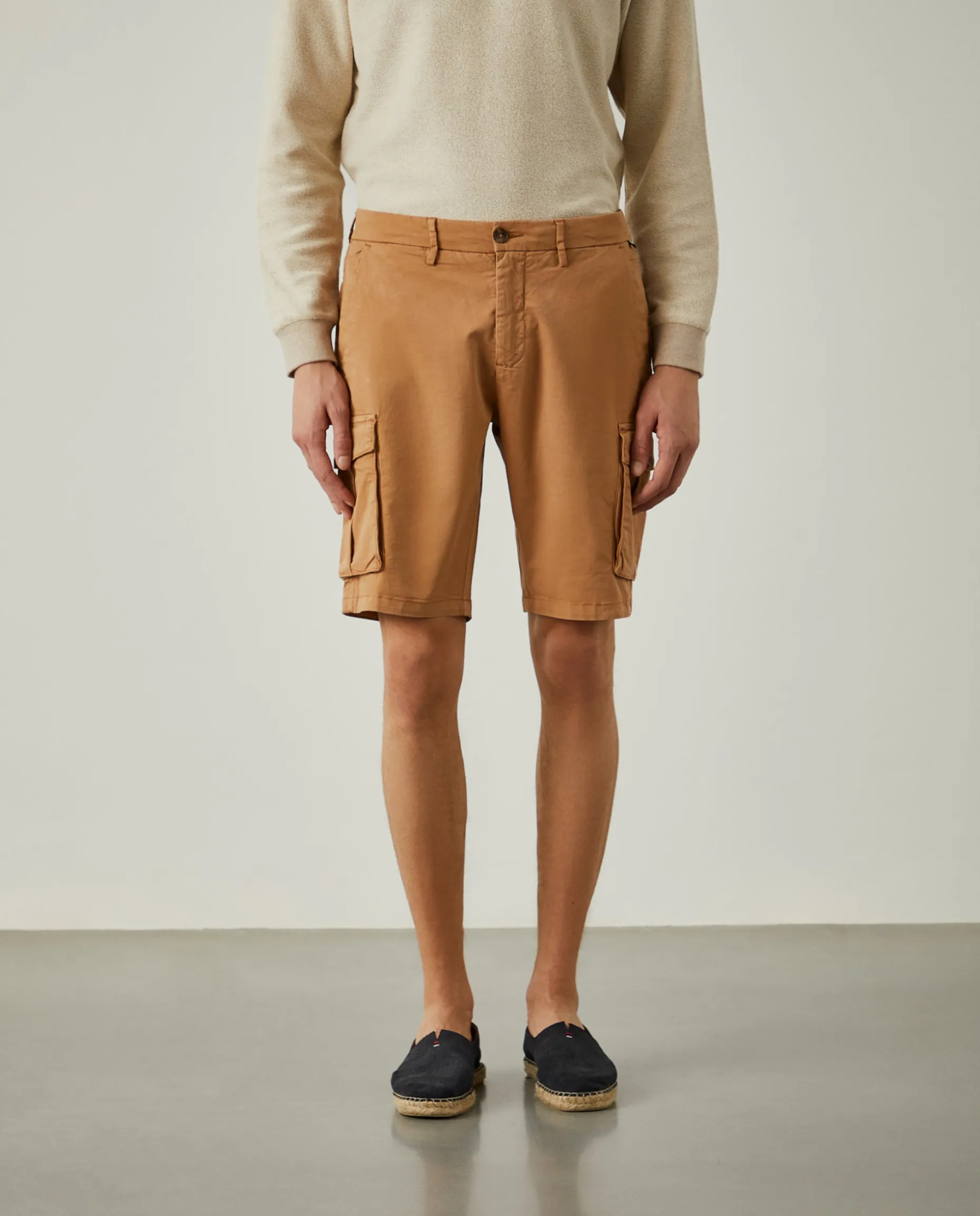 Calções bermuda com bolsos laterais