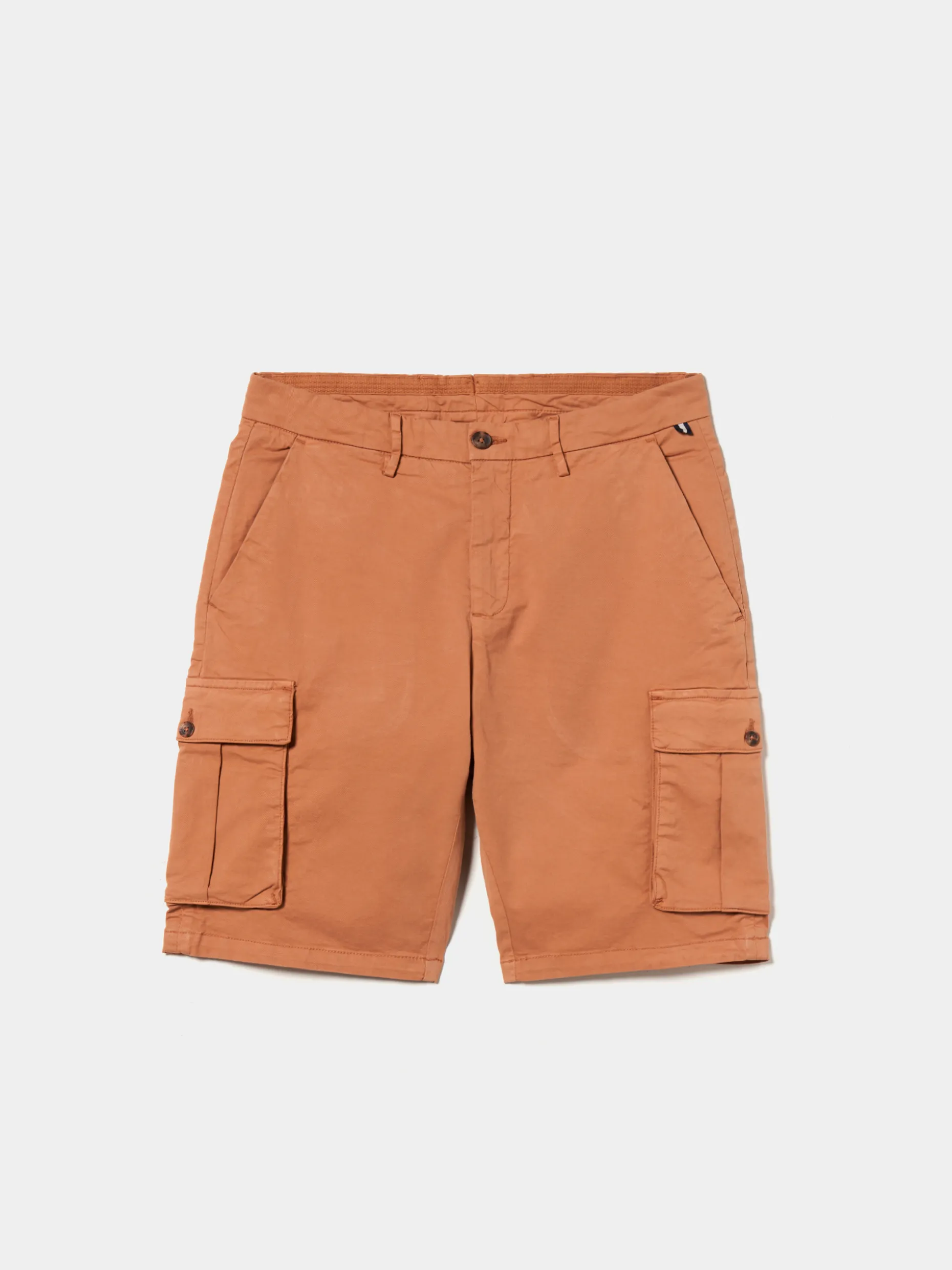 Calções bermuda com bolsos laterais