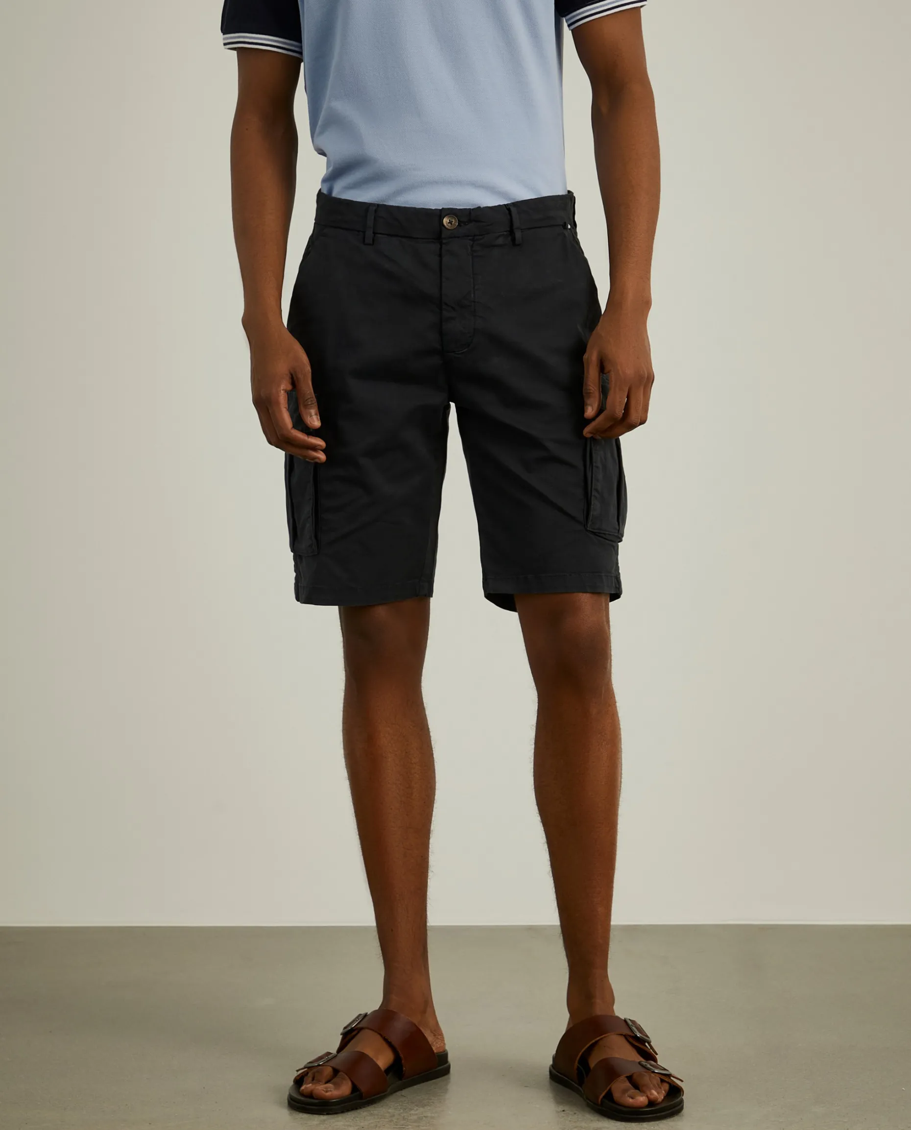 Calções bermuda com bolsos laterais