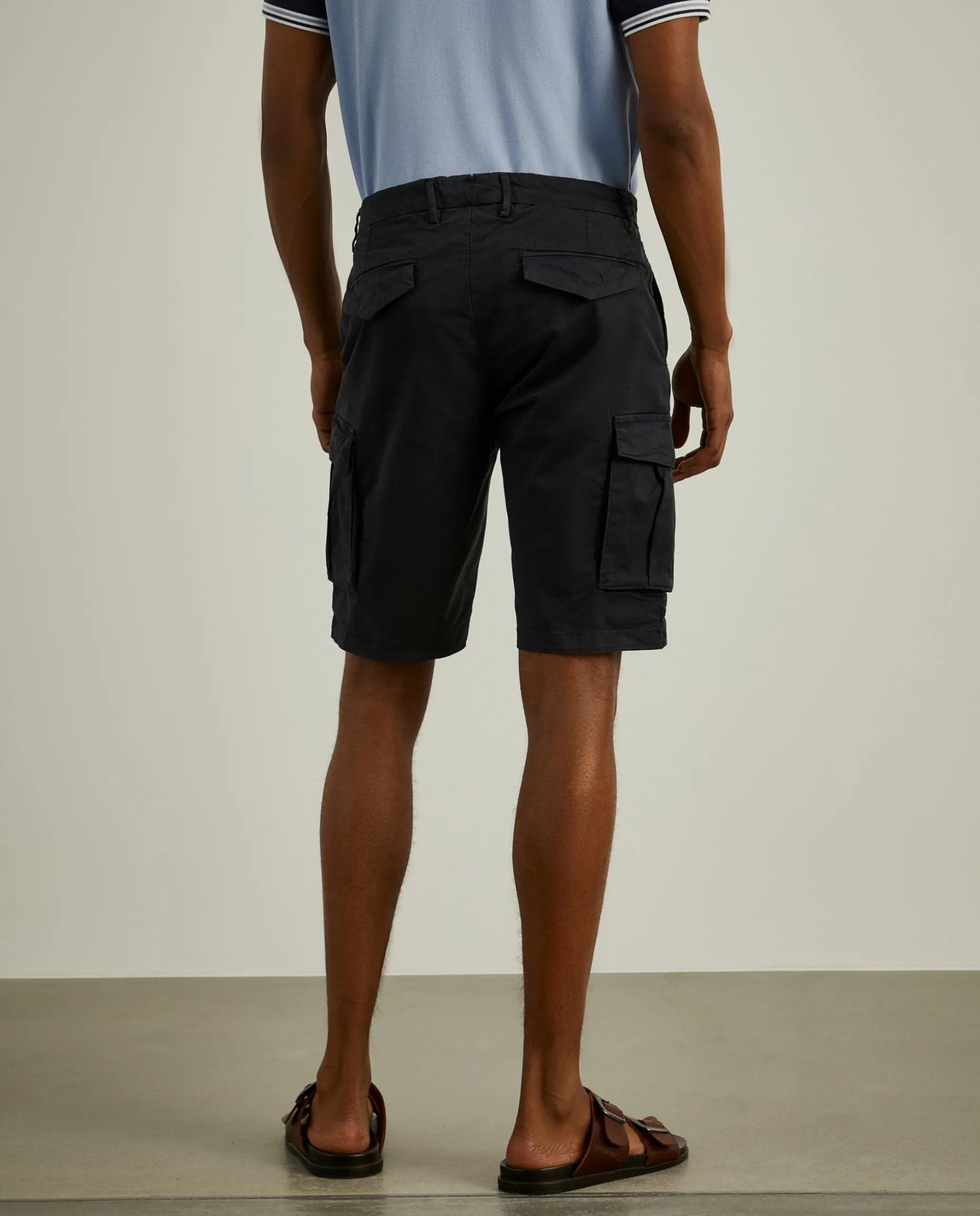 Calções bermuda com bolsos laterais