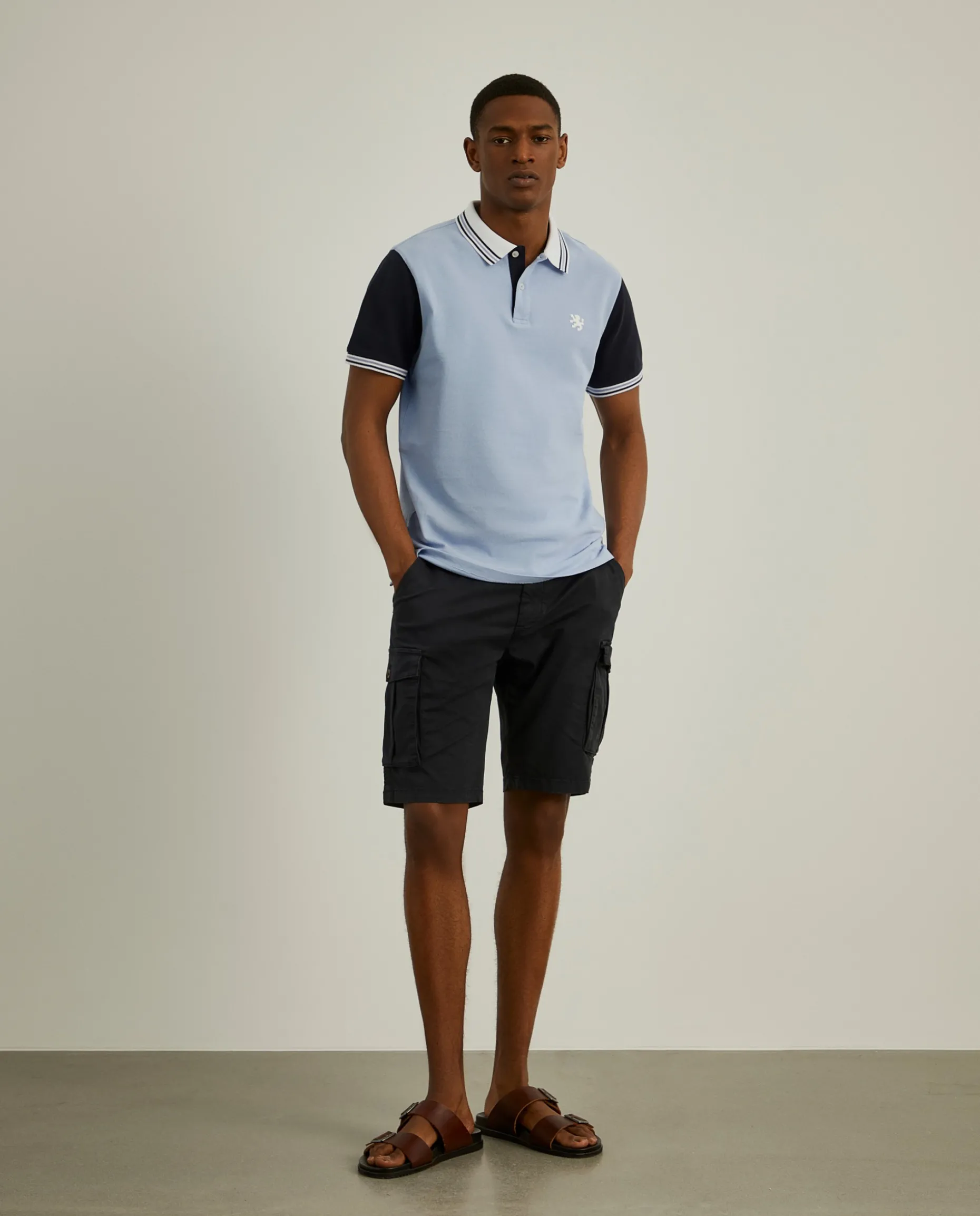 Calções bermuda com bolsos laterais