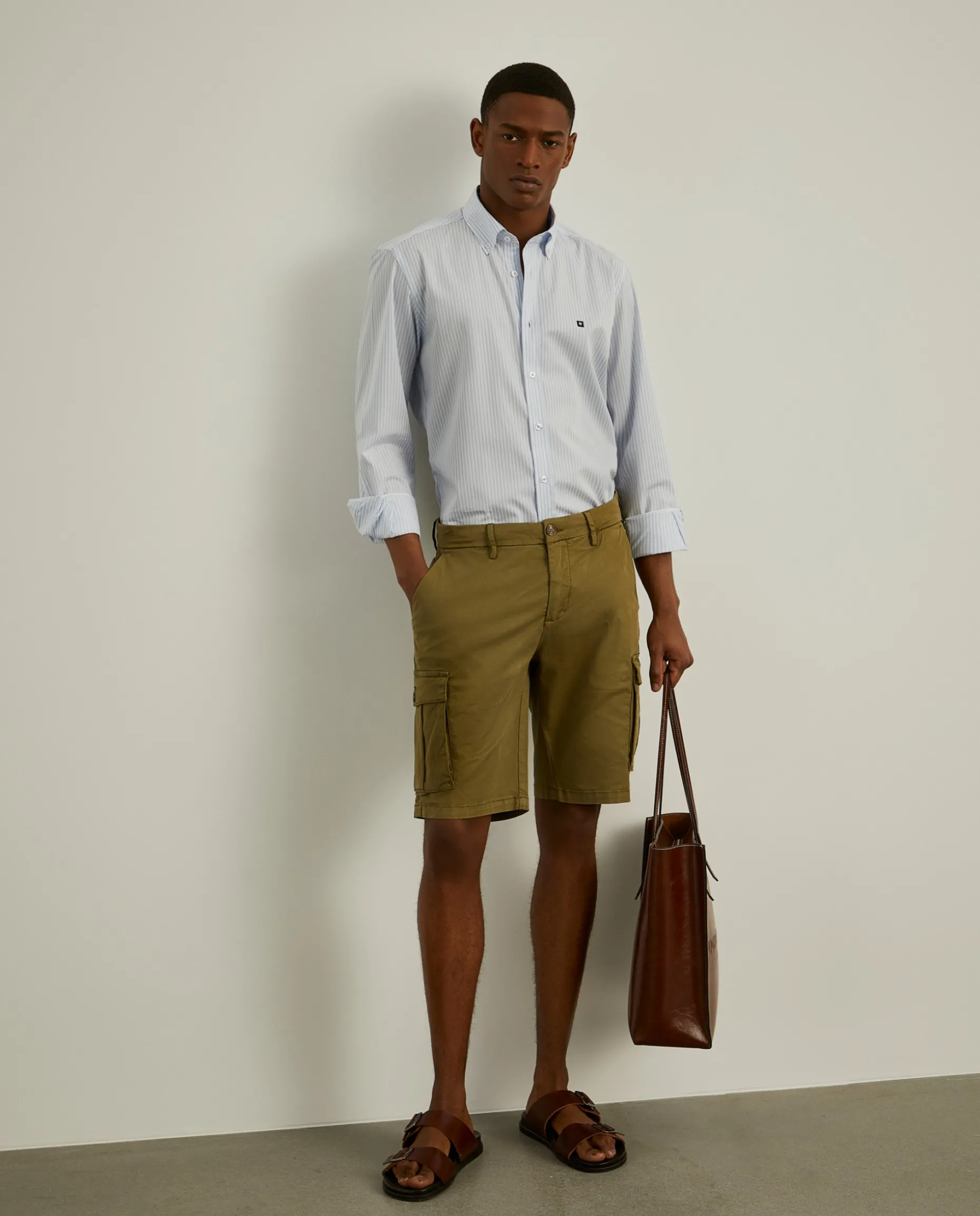 Calções bermuda com bolsos laterais