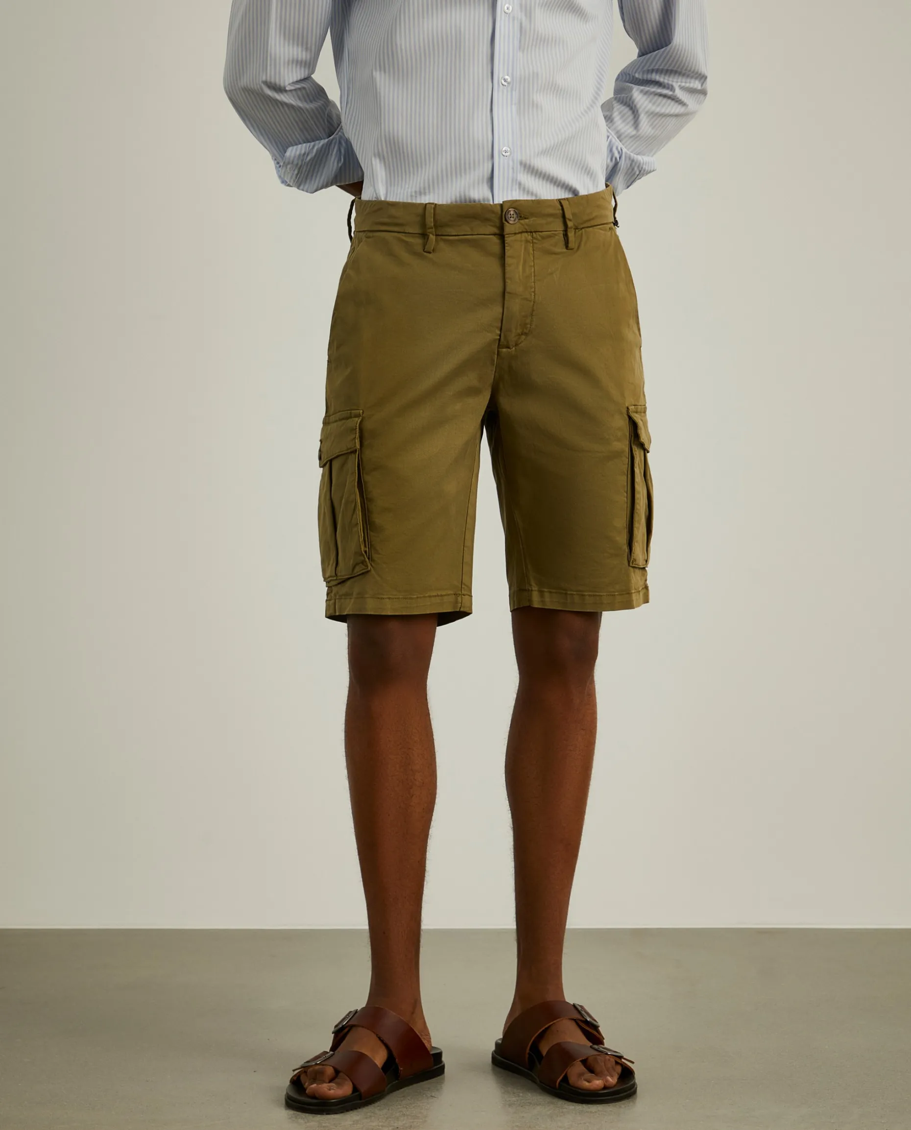 Calções bermuda com bolsos laterais