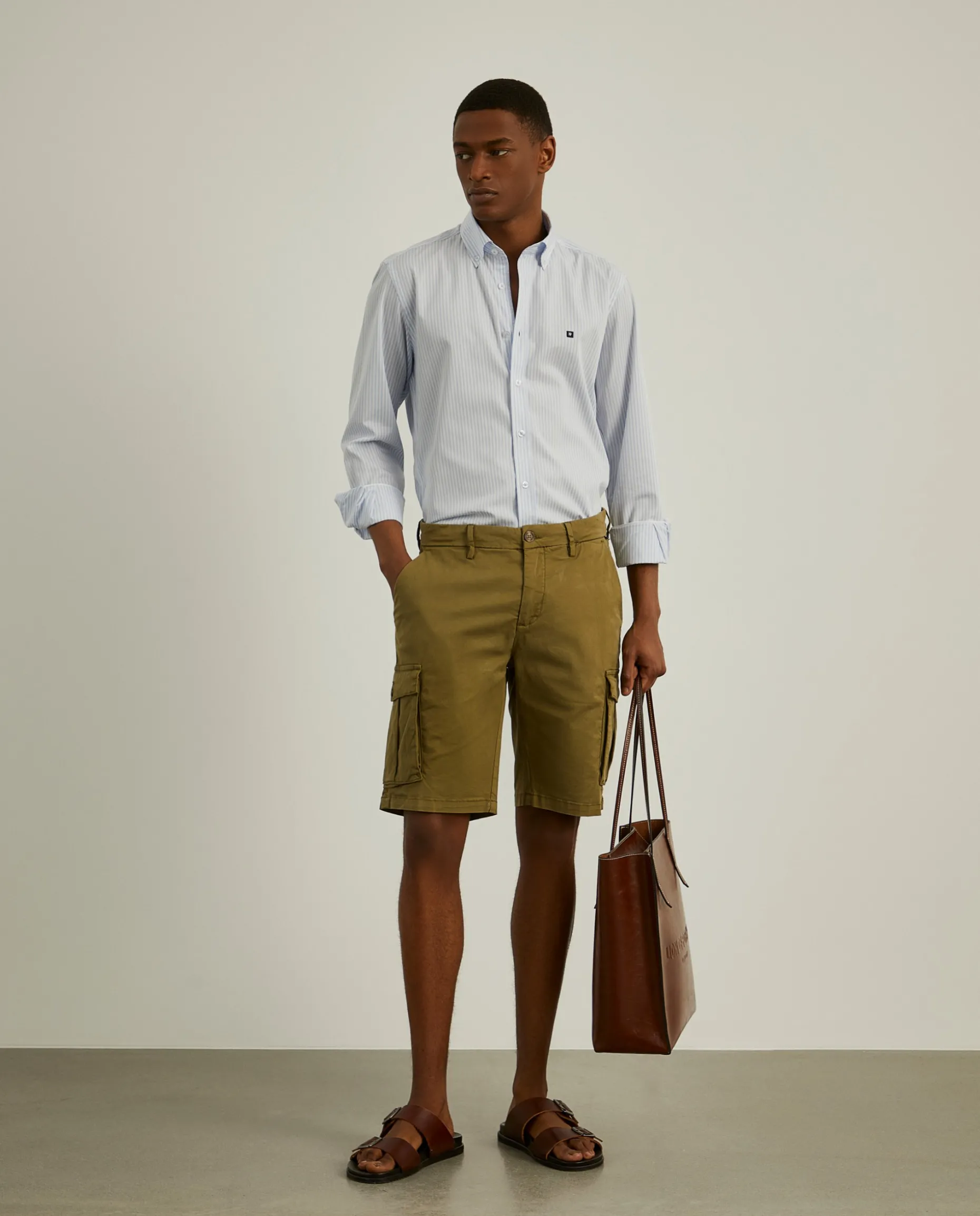 Calções bermuda com bolsos laterais