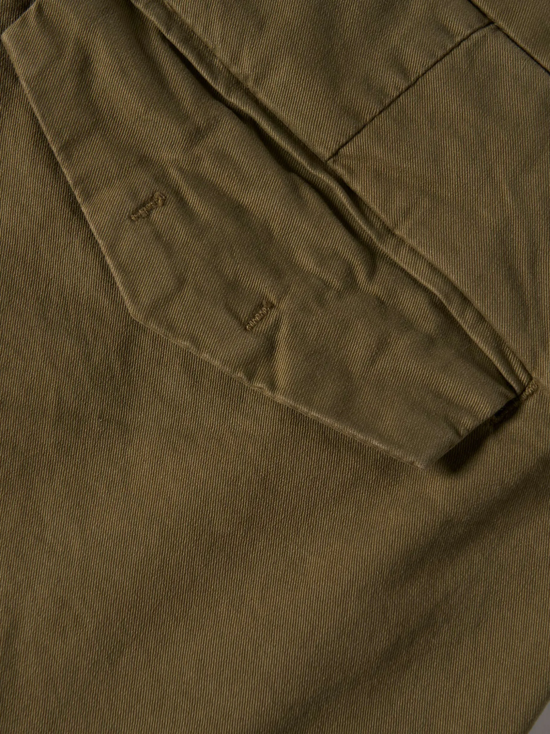 Calções bermuda com bolsos laterais