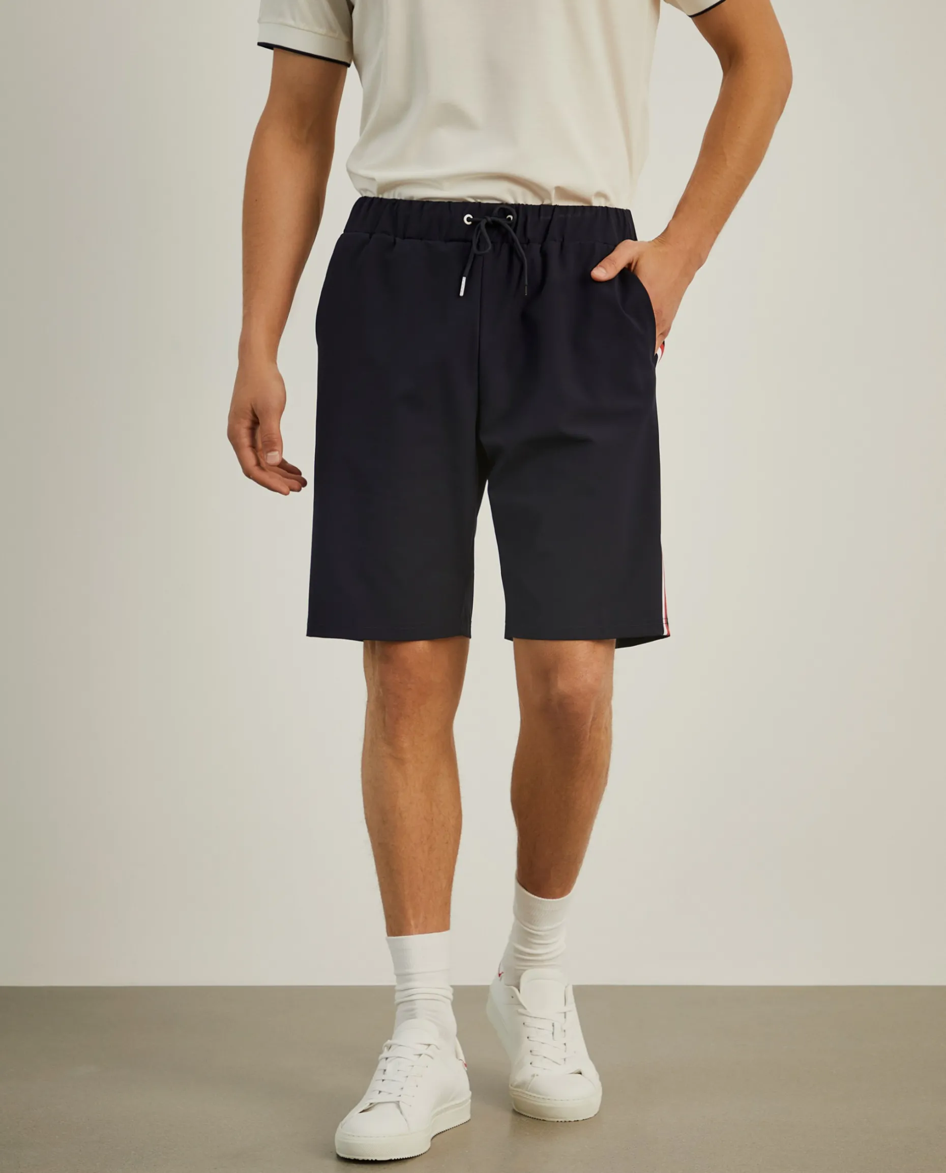 Calções de malha com fitas laterais em contraste