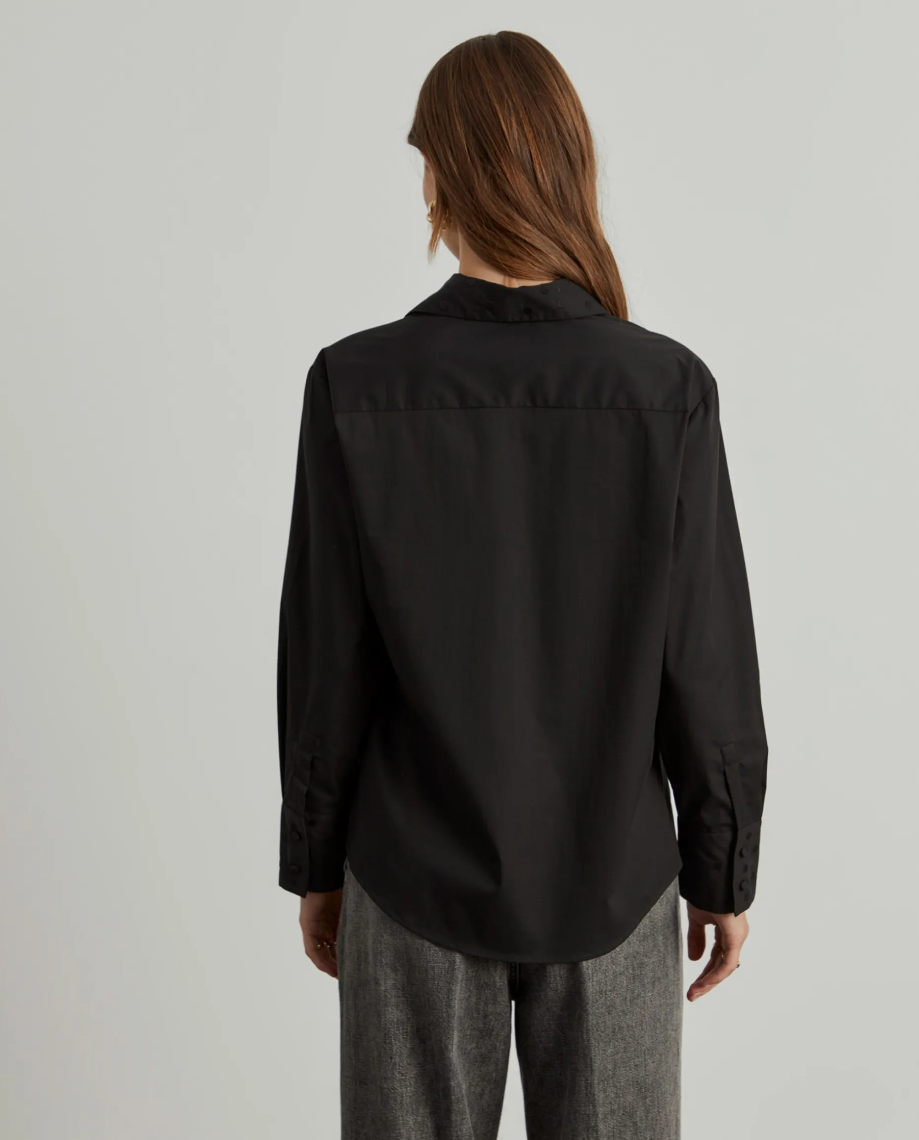 Camisa com punhos bordados