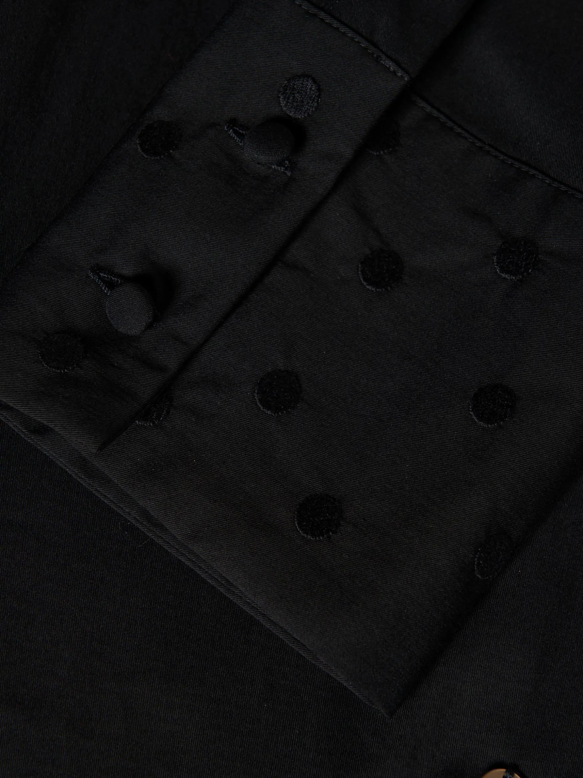 Camisa com punhos bordados