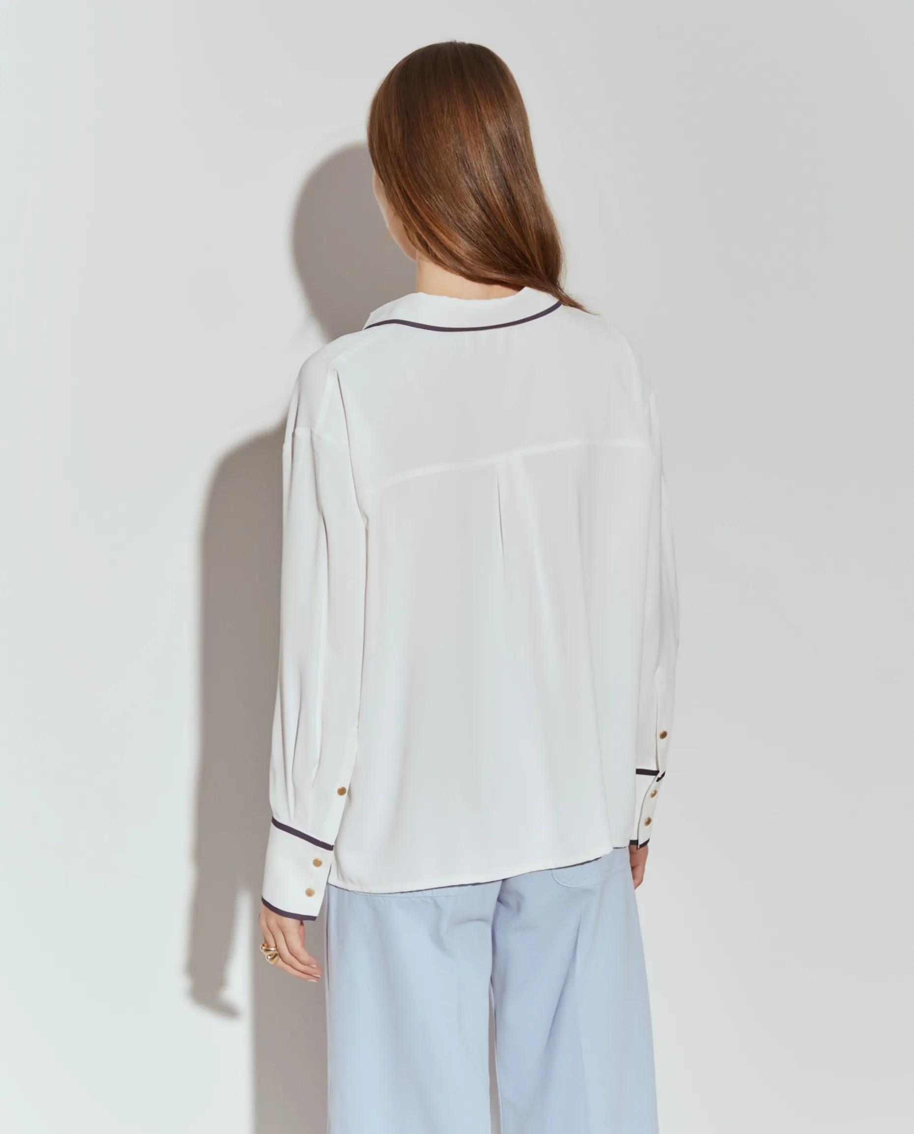 Camisa com riscas coloridas