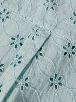 Camisa de manga curta em bordado inglês