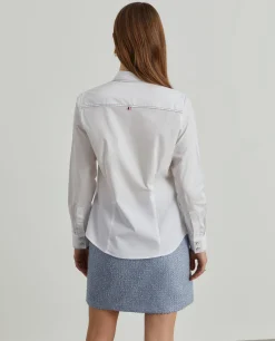 Camisa lisa com riscas finas em contraste