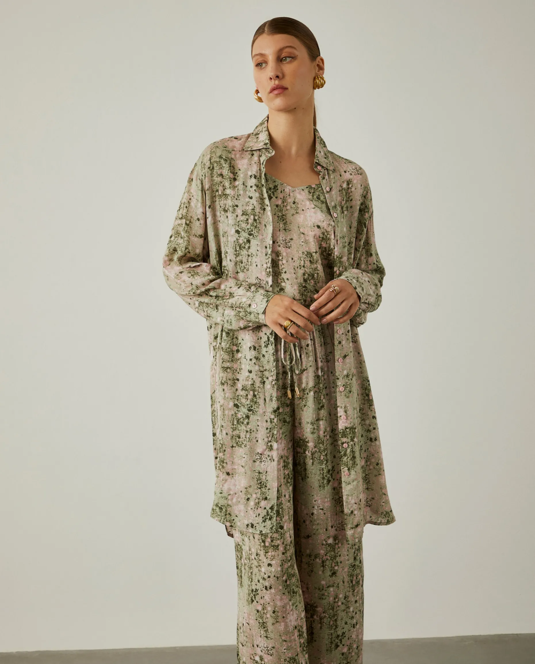 Camisa longa oversize com padrão abstrato