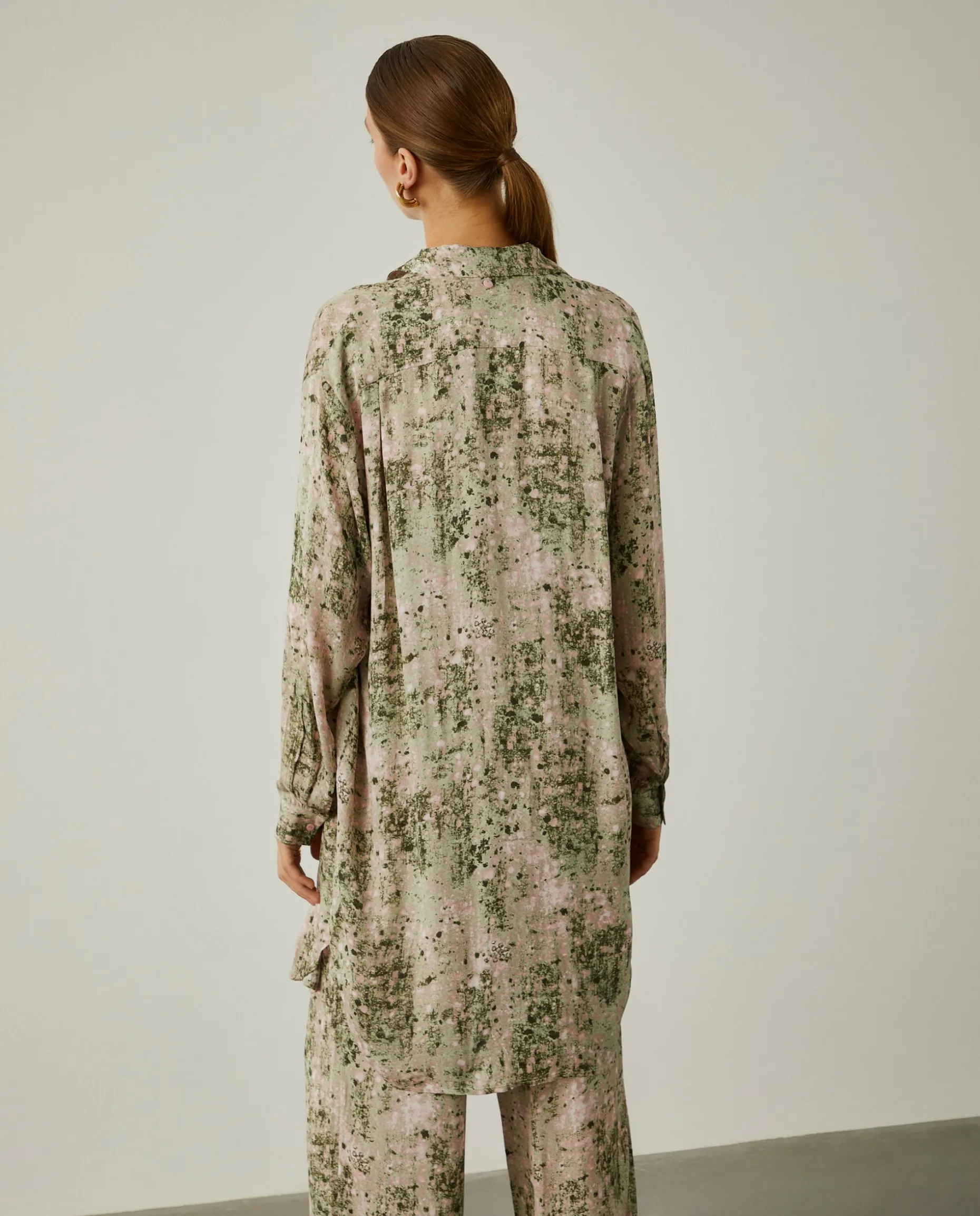 Camisa longa oversize com padrão abstrato