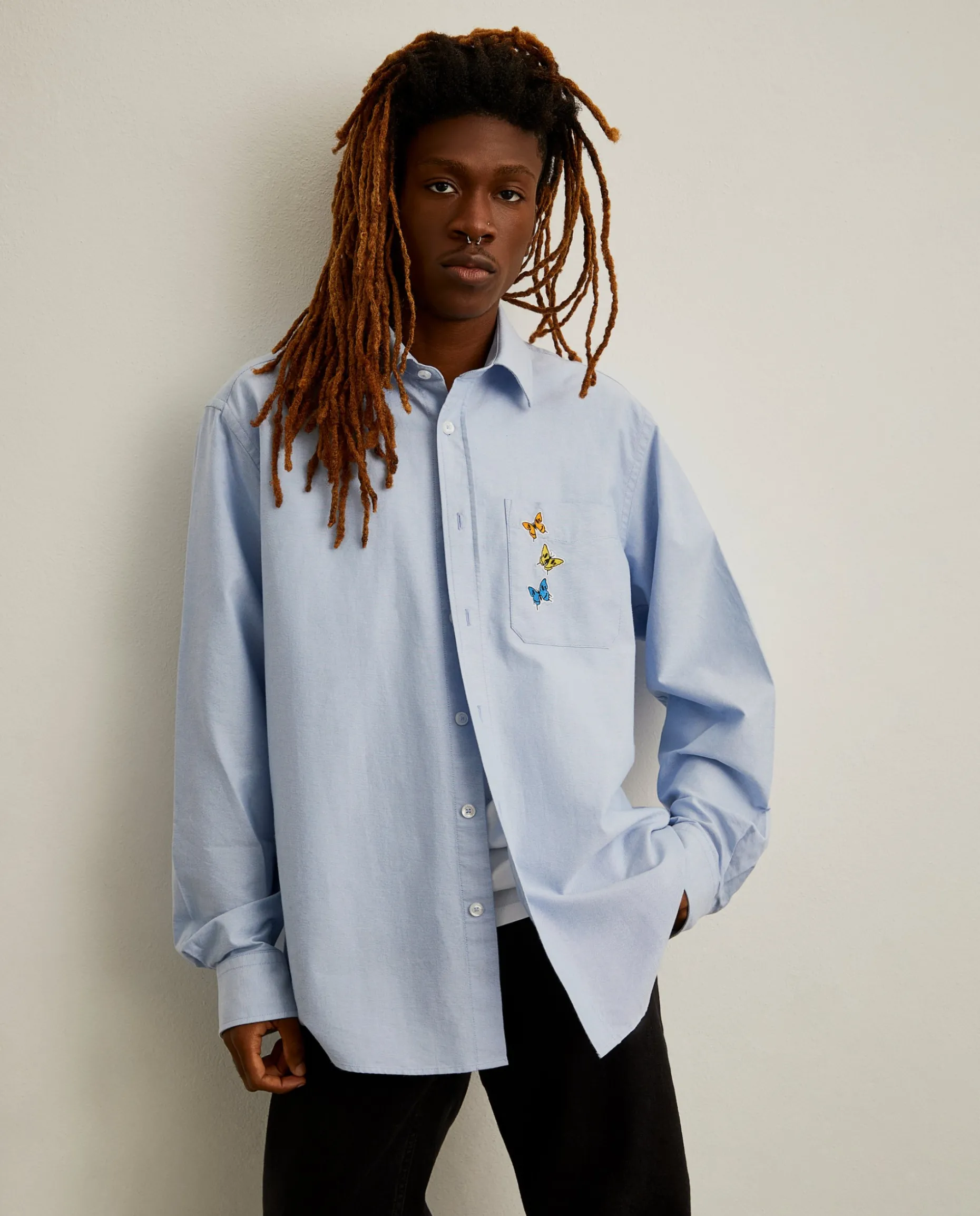 Camisa oxford com borboletas no bolso Lion x Killa