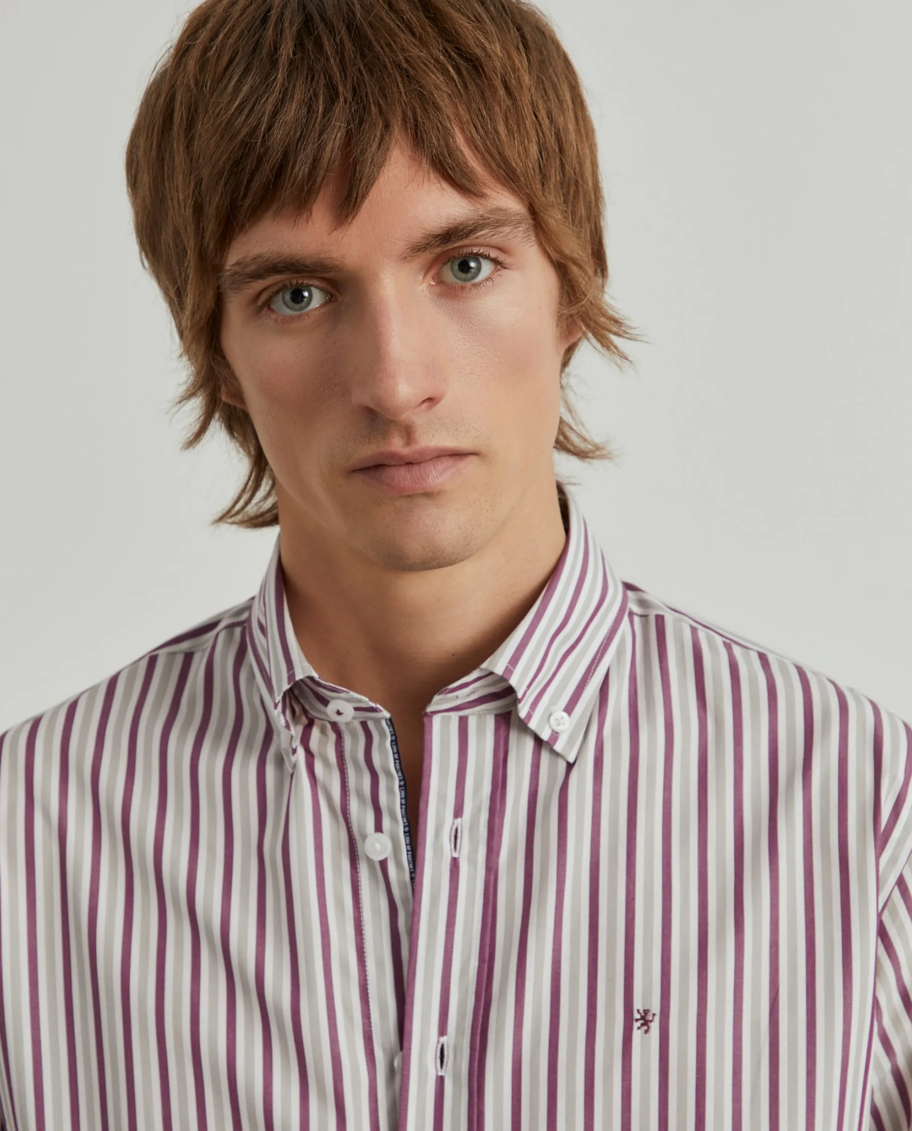 Camisa regular fit com padrão de riscas