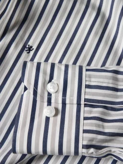 Camisa regular fit com padrão de riscas