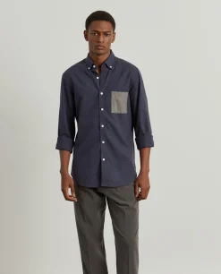 Camisa slim fit com bolso em contraste