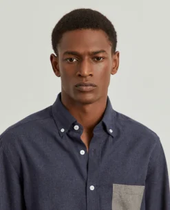 Camisa slim fit com bolso em contraste