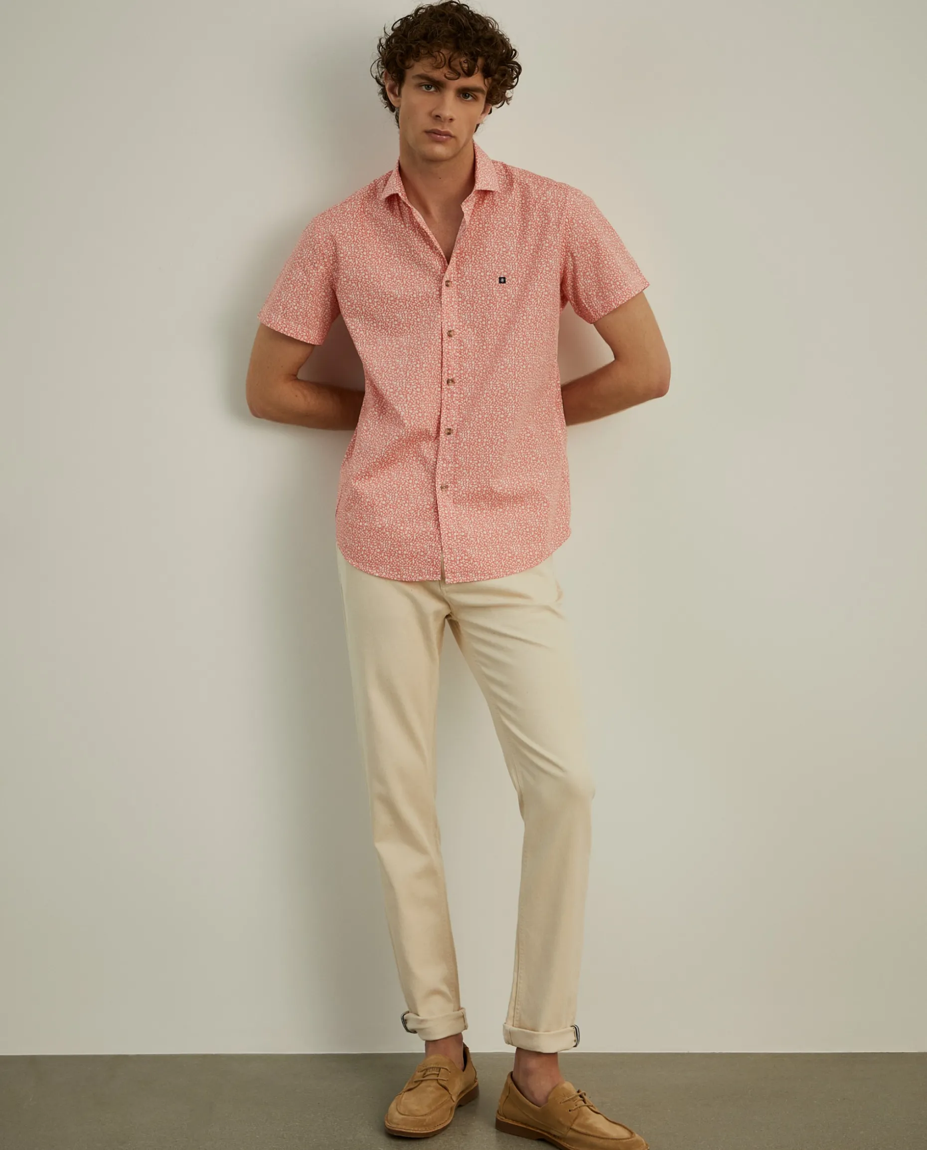 Camisa slim fit com flores