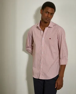 Camisa slim fit com padrão de riscas