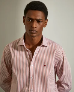 Camisa slim fit com padrão de riscas