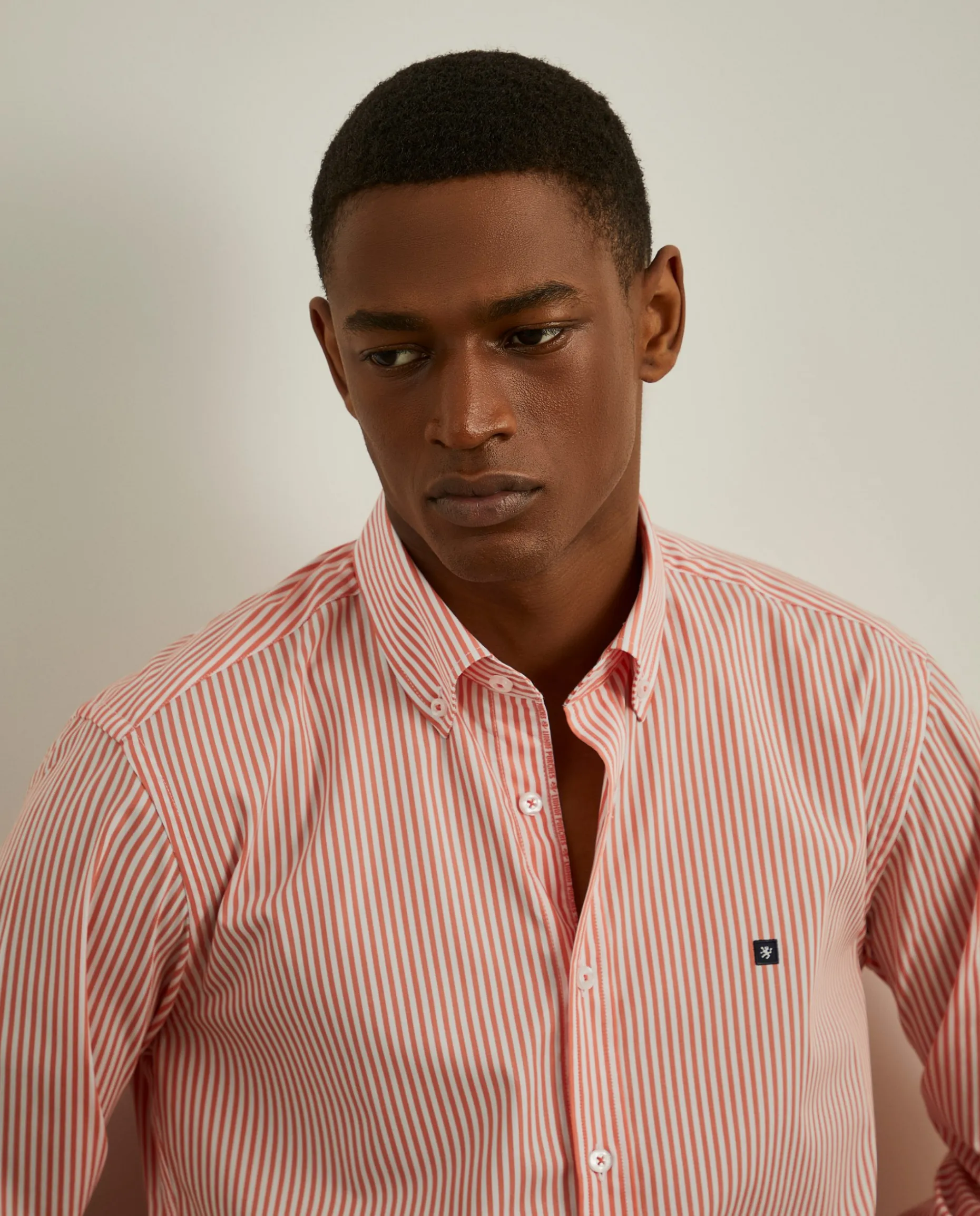 Camisa slim fit com padrão de riscas