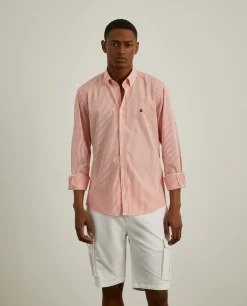 Camisa slim fit com padrão de riscas