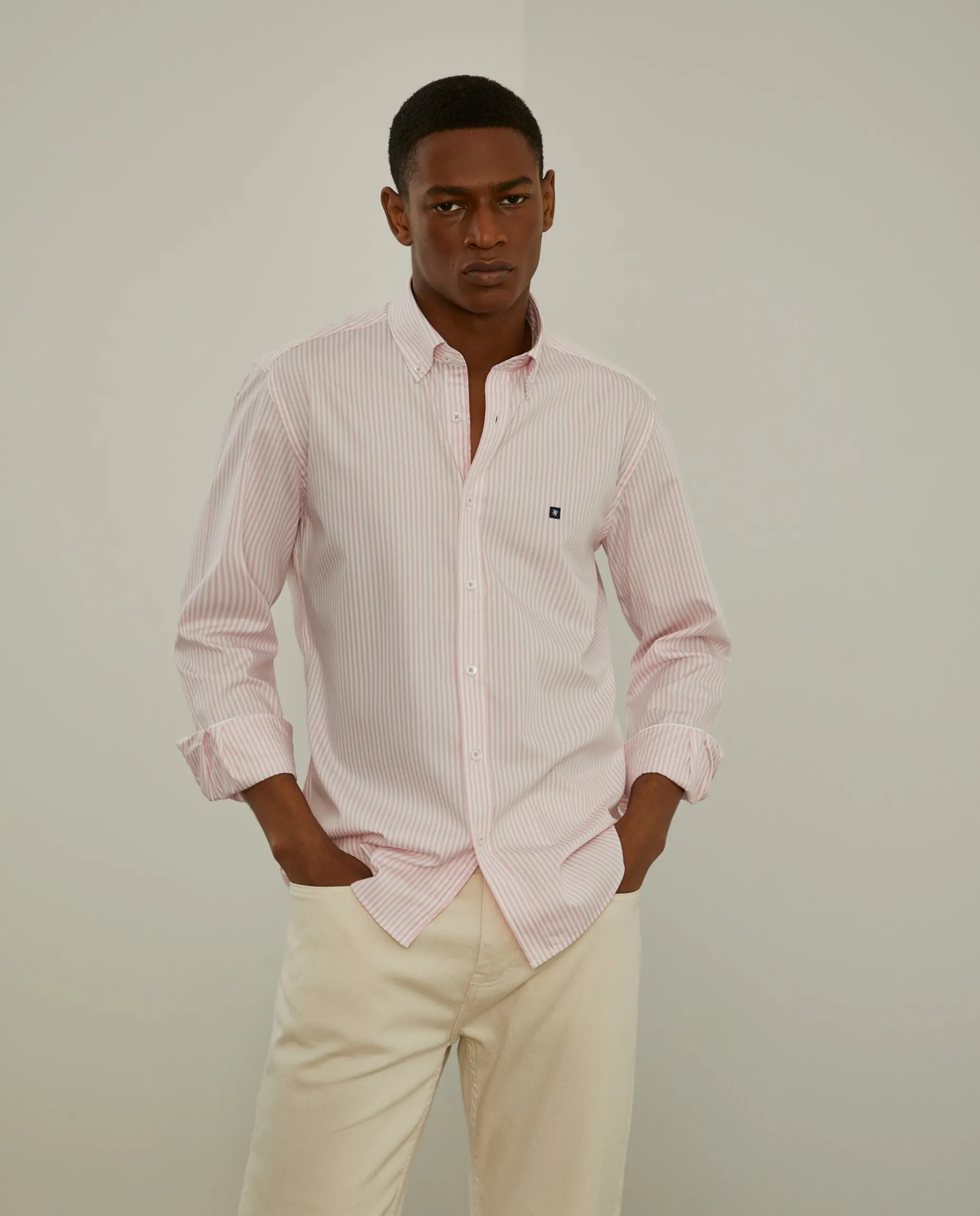 Camisa slim fit com padrão de riscas