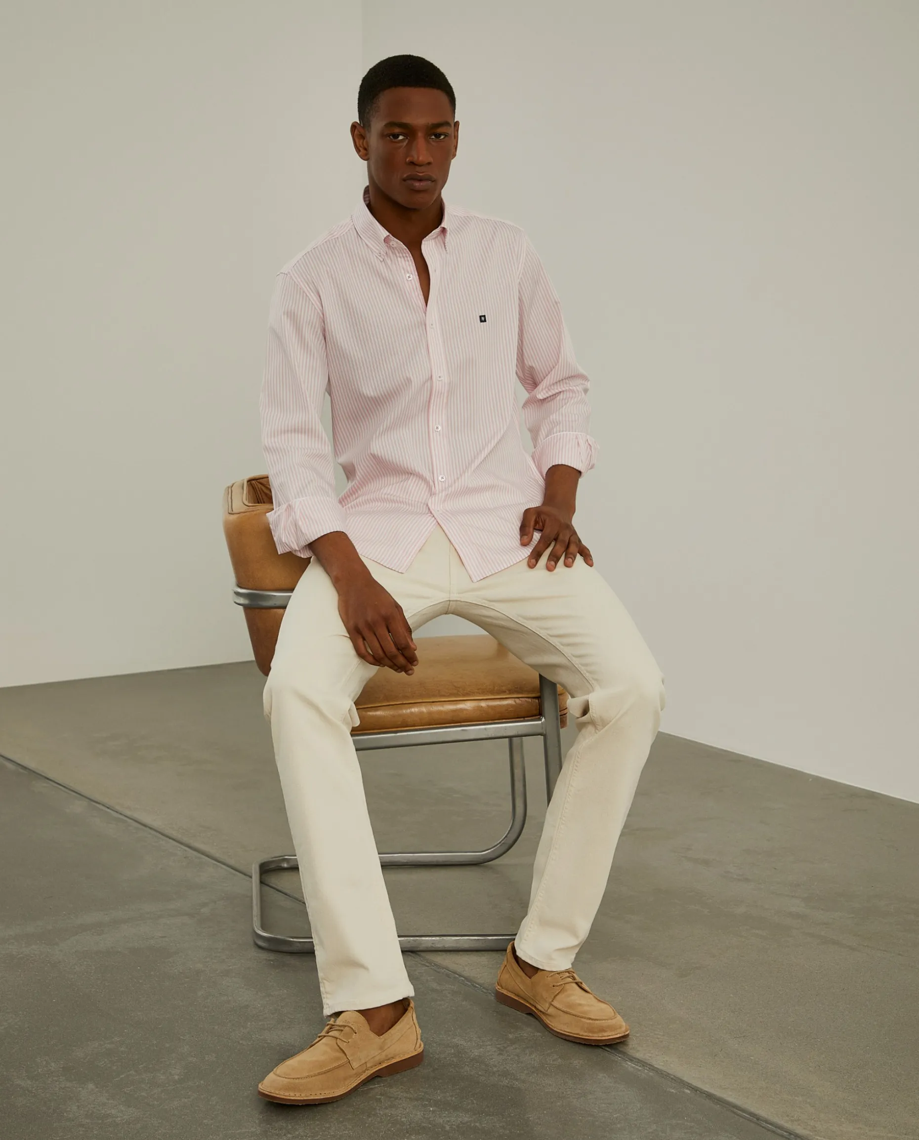 Camisa slim fit com padrão de riscas