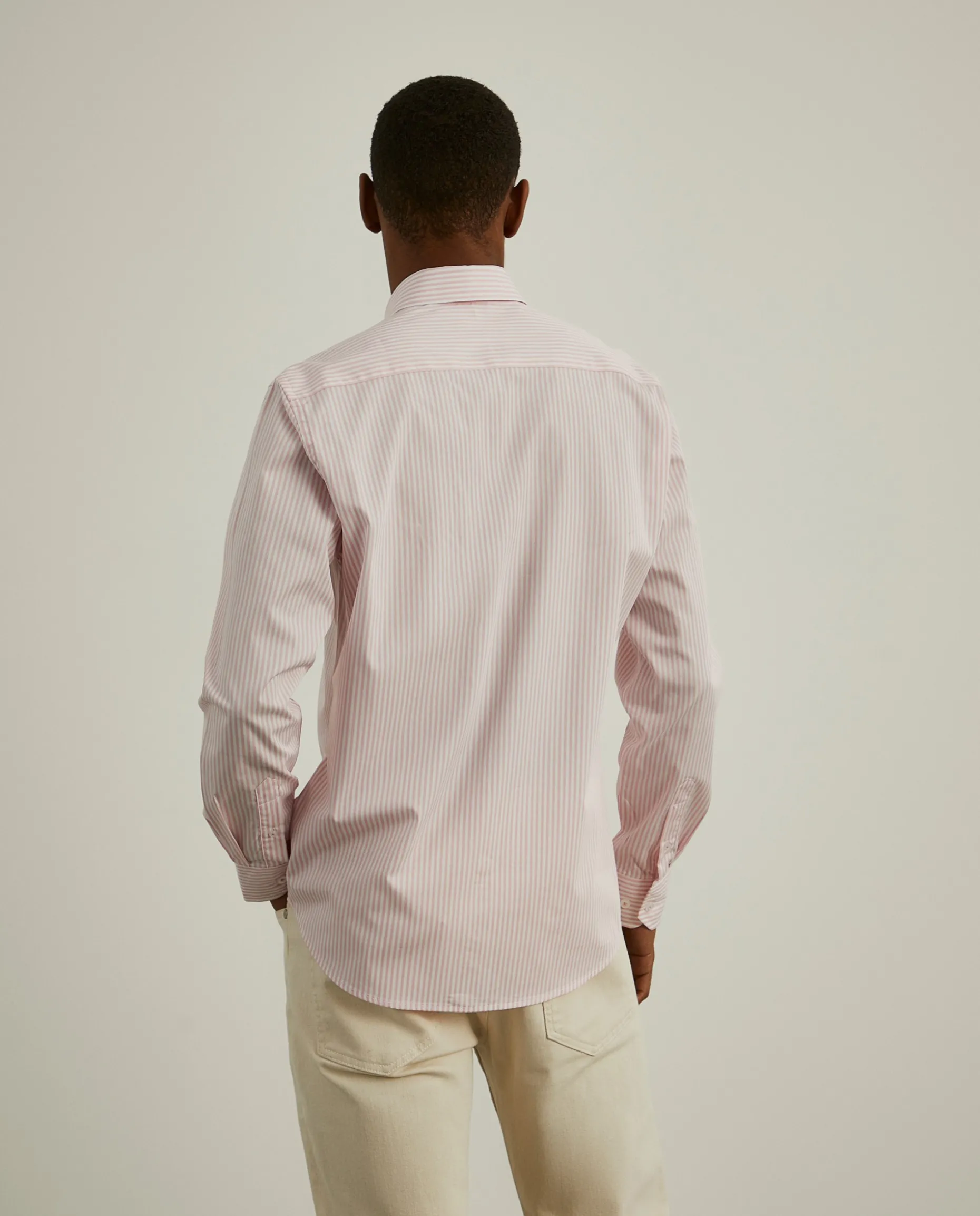 Camisa slim fit com padrão de riscas