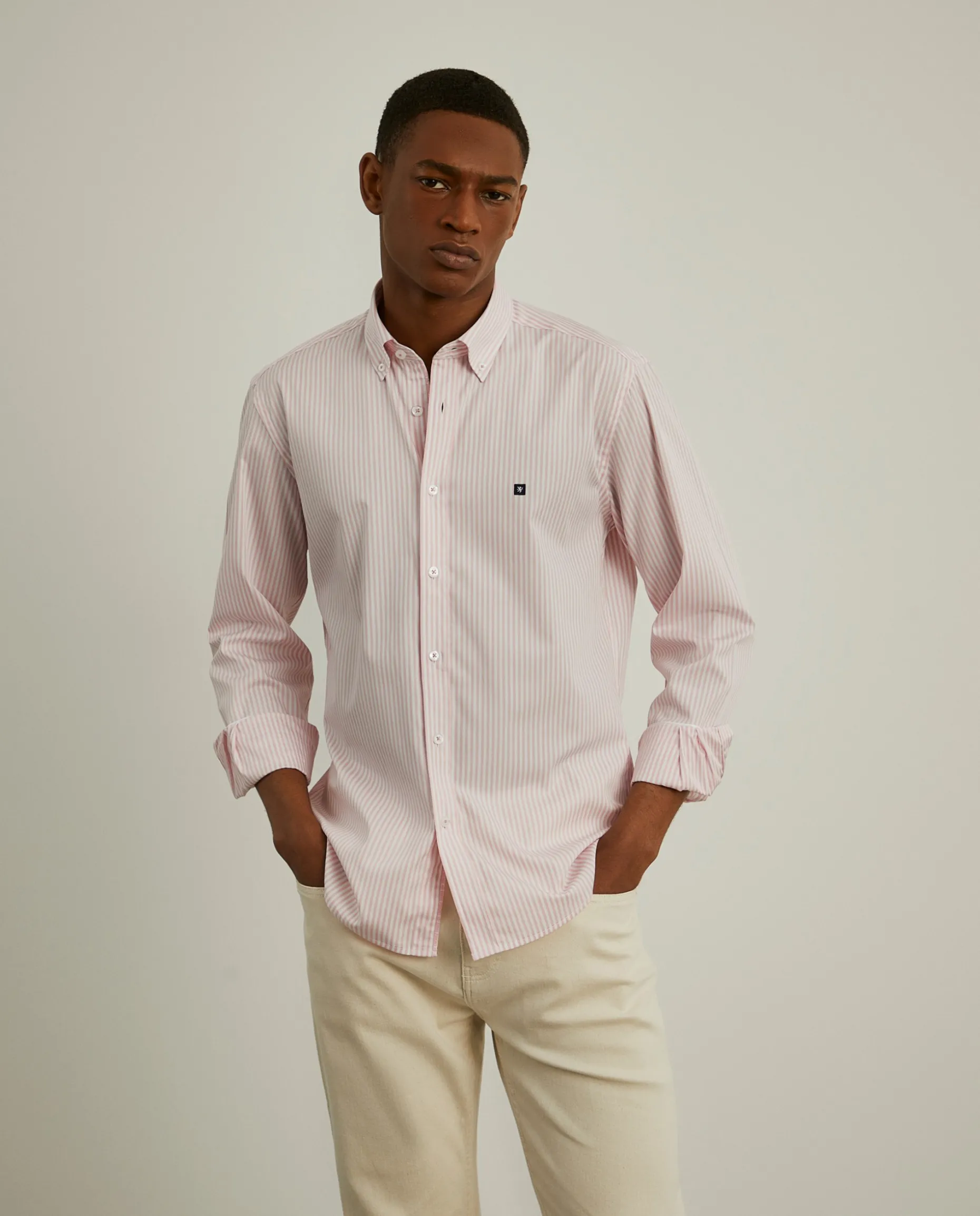 Camisa slim fit com padrão de riscas