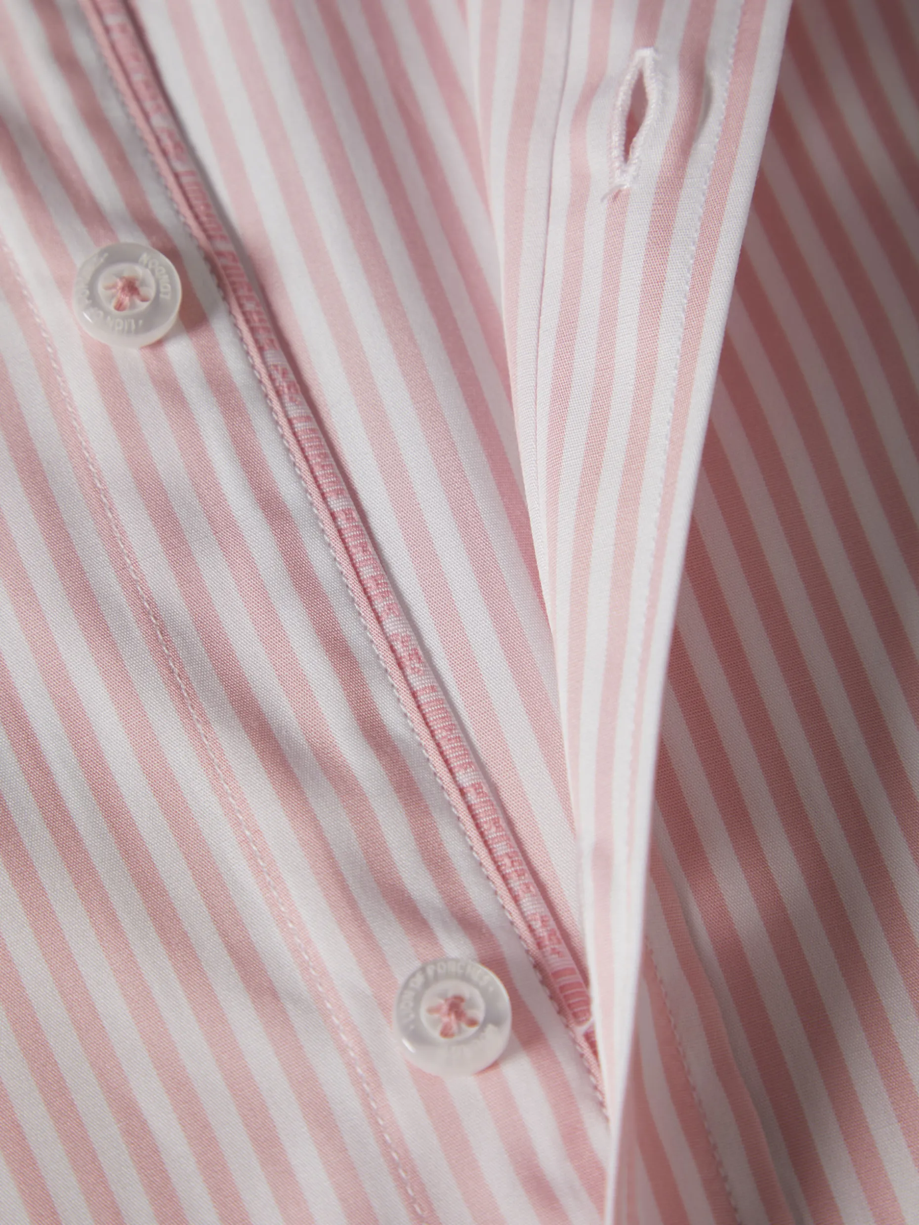 Camisa slim fit com padrão de riscas