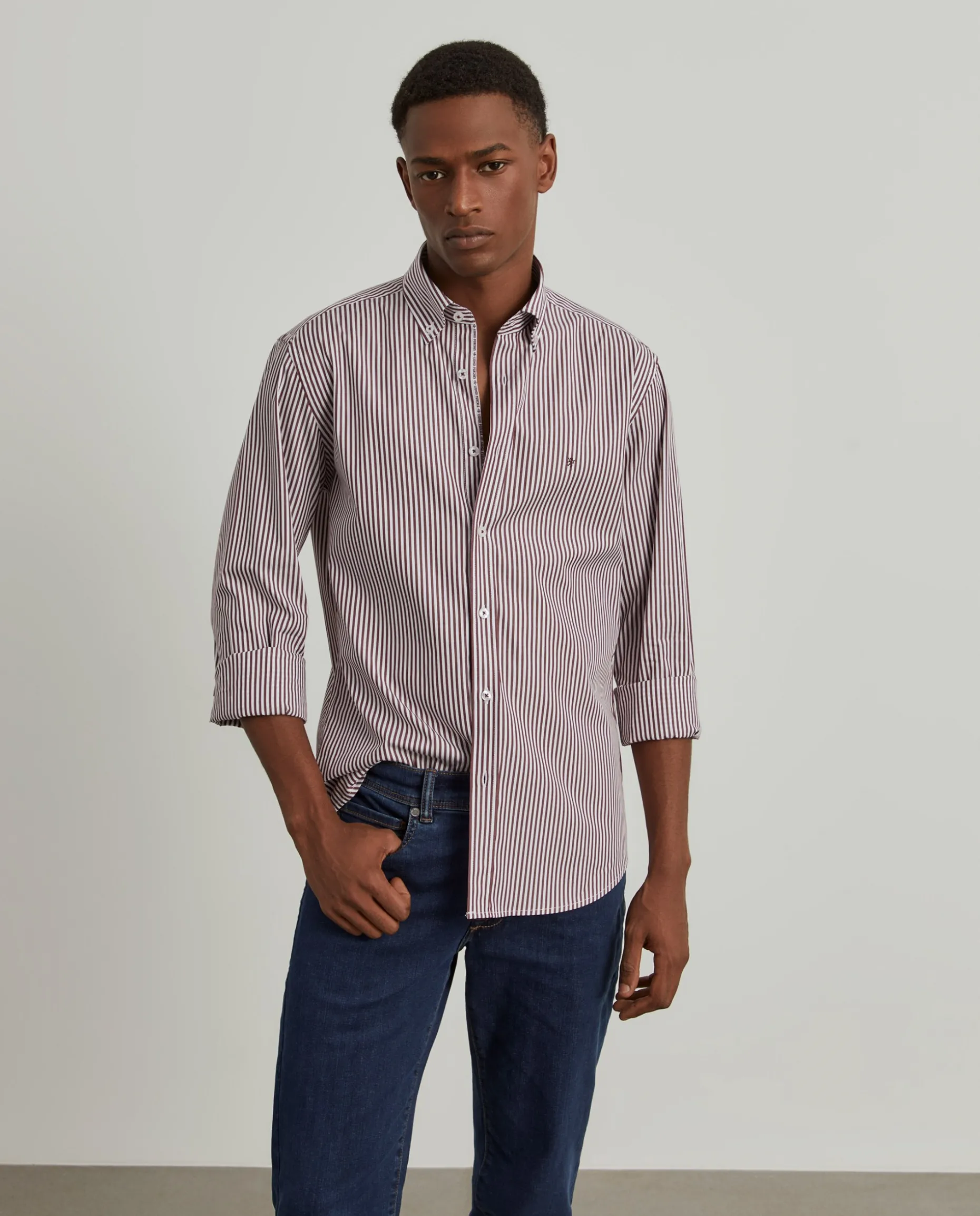 Camisa slim fit de algodão às riscas