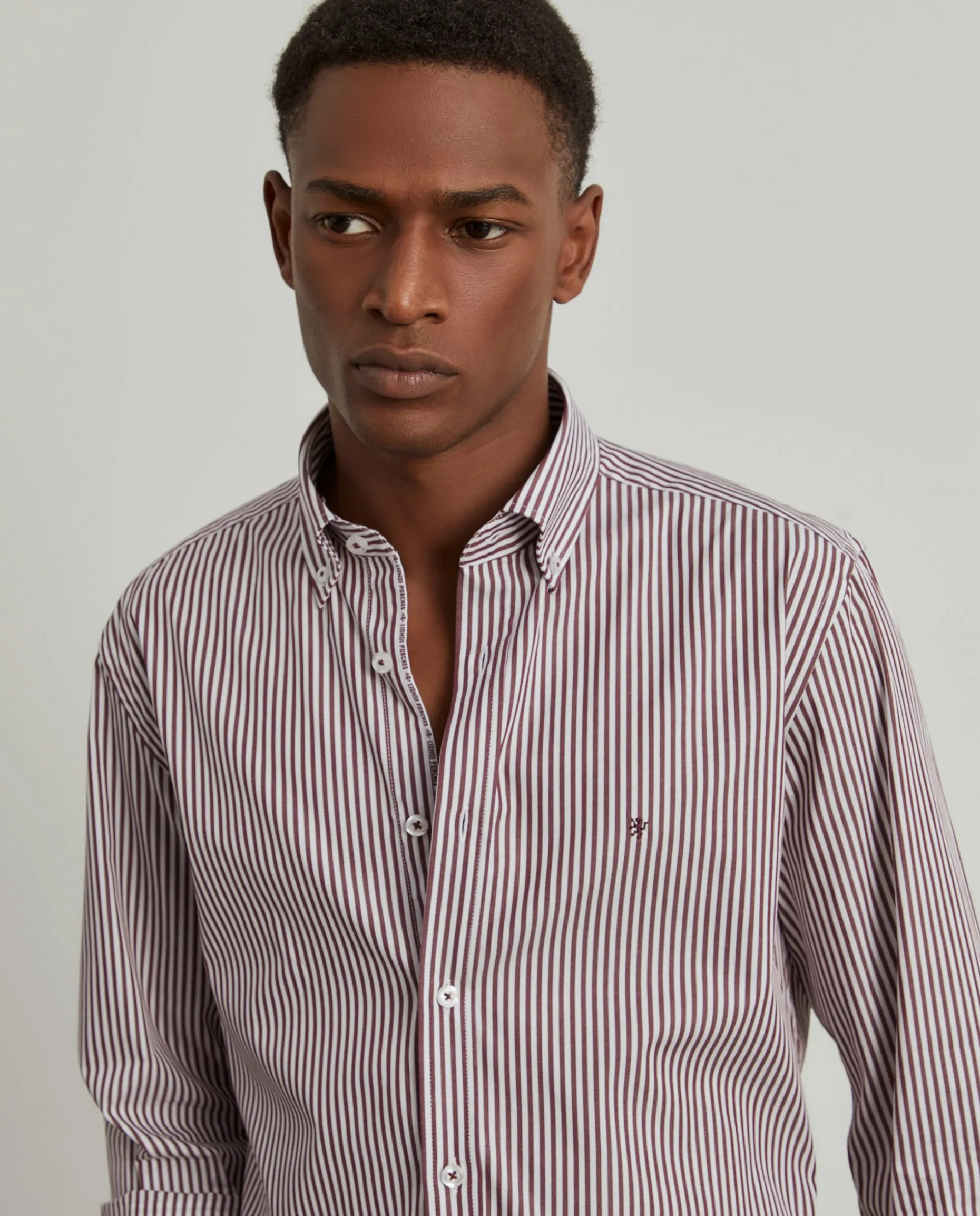 Camisa slim fit de algodão às riscas