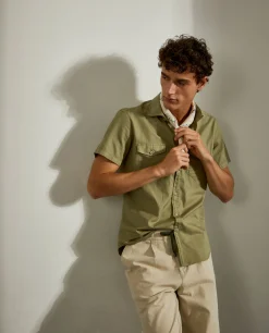 Camisa slim fit de manga curta