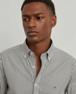 Camisa slim fit em algodão às riscas